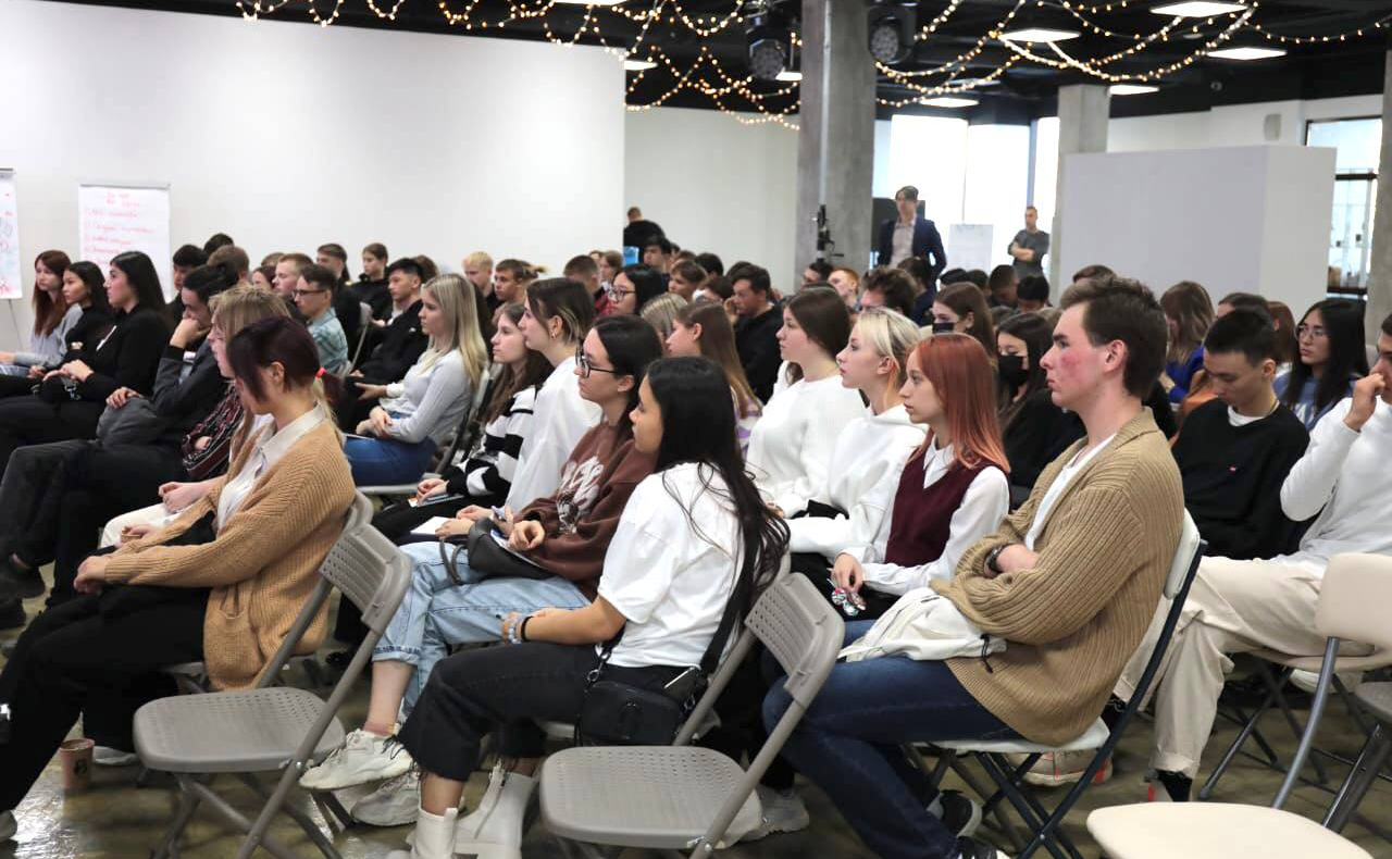 Андрей Хапочкин встретился с сахалинской молодежью в рамках слета «Время быть», приуроченного к Всемирному дню молодежи