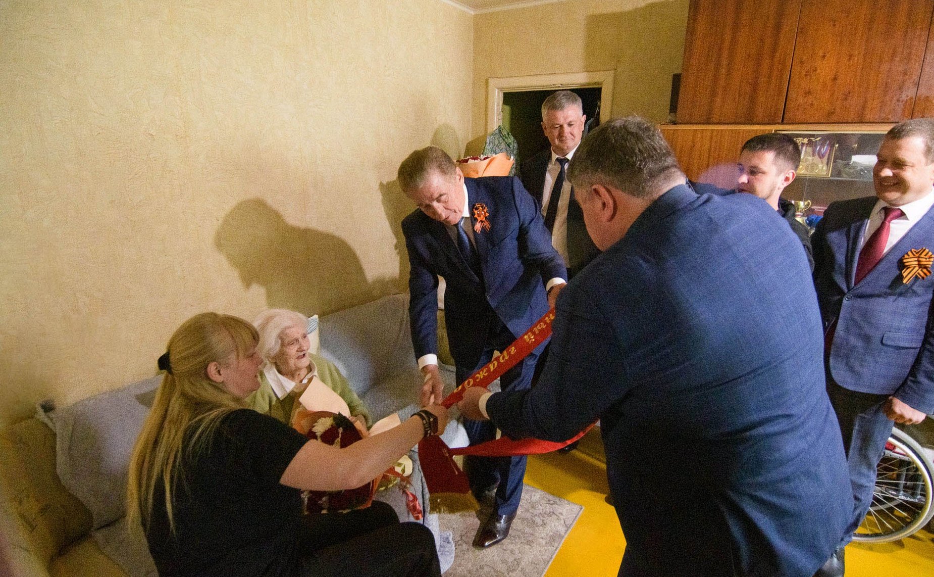 Сергей Лукин вручил регалии «Почётного гражданина города Воронежа» ветерану Великой Отечественной войны