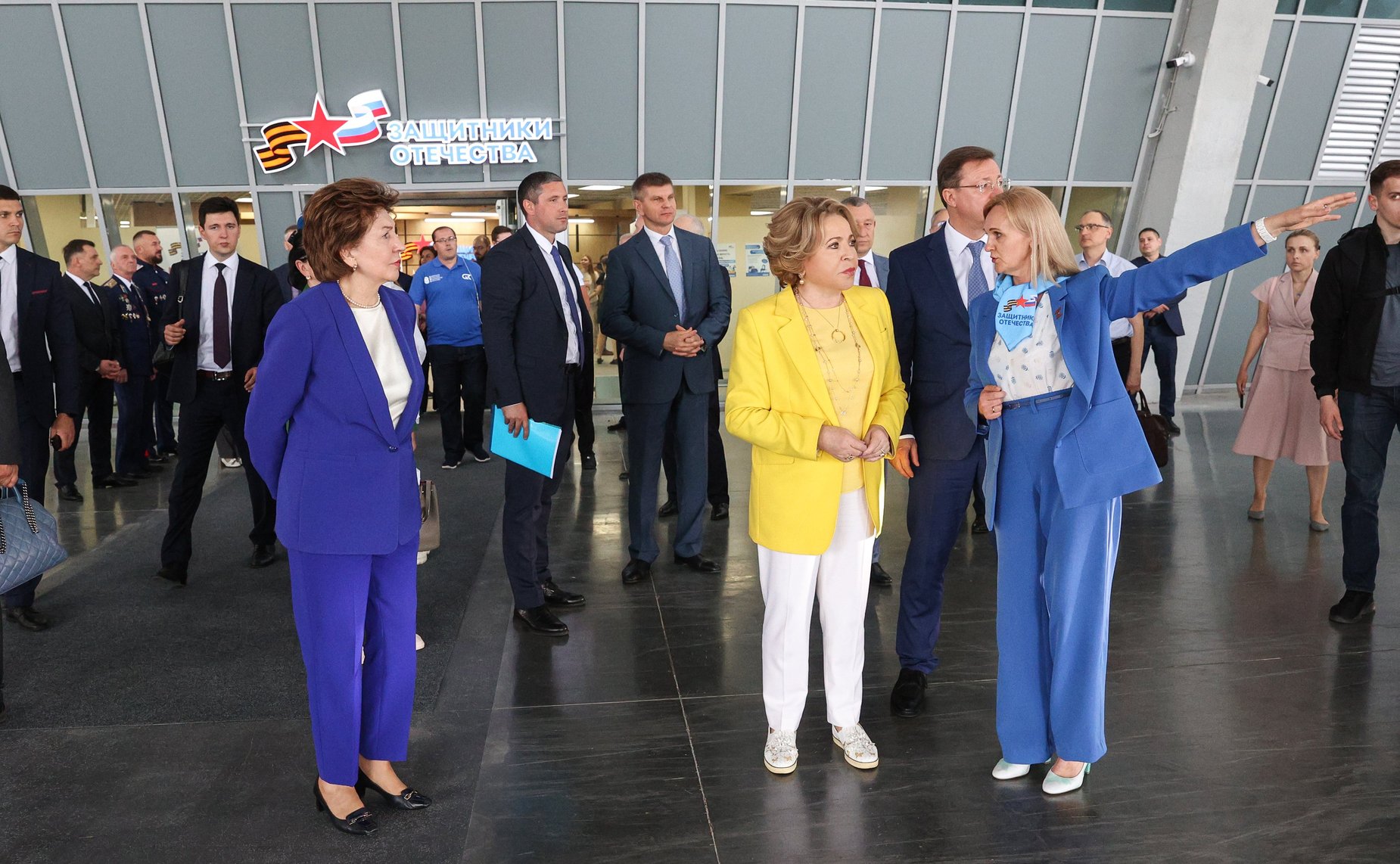 Председатель СФ Валентина Матвиенко вместе с губернатором региона Дмитрием Азаровым посетила региональный филиал Государственного фонда поддержки участников специальной военной операции «Защитники Отечества»
