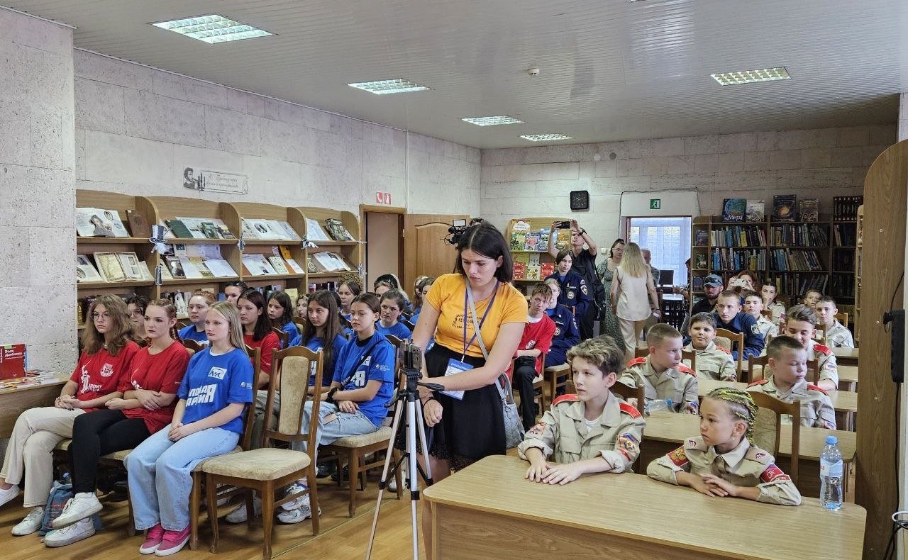 Ольга Бас в ходе поездки в регион совместно с участниками СВО, депутатами Народного Совета ЛНР провела патриотический урок «Разговор о важном» для юношеских и молодежных движений региона