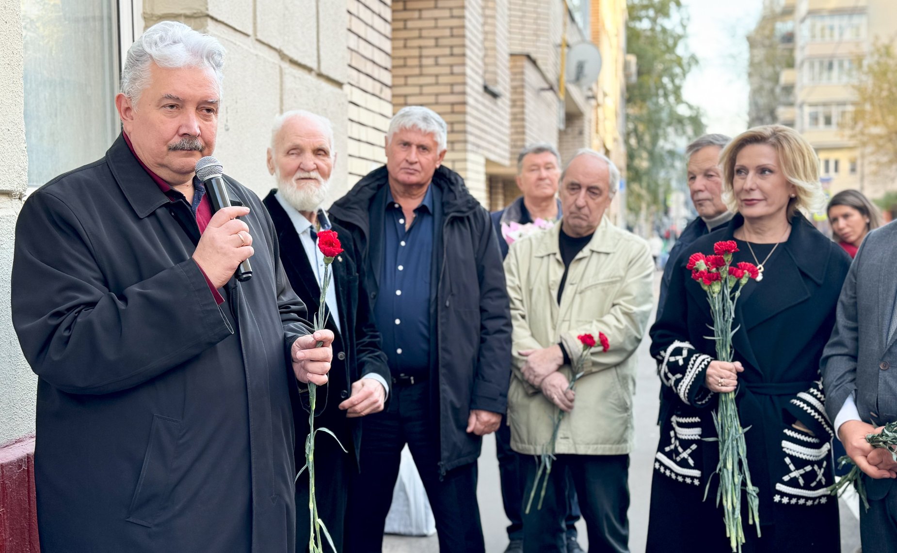 Инна Святенко и Андрей Чернышев открыли мемориальную доску Валентину Распутину