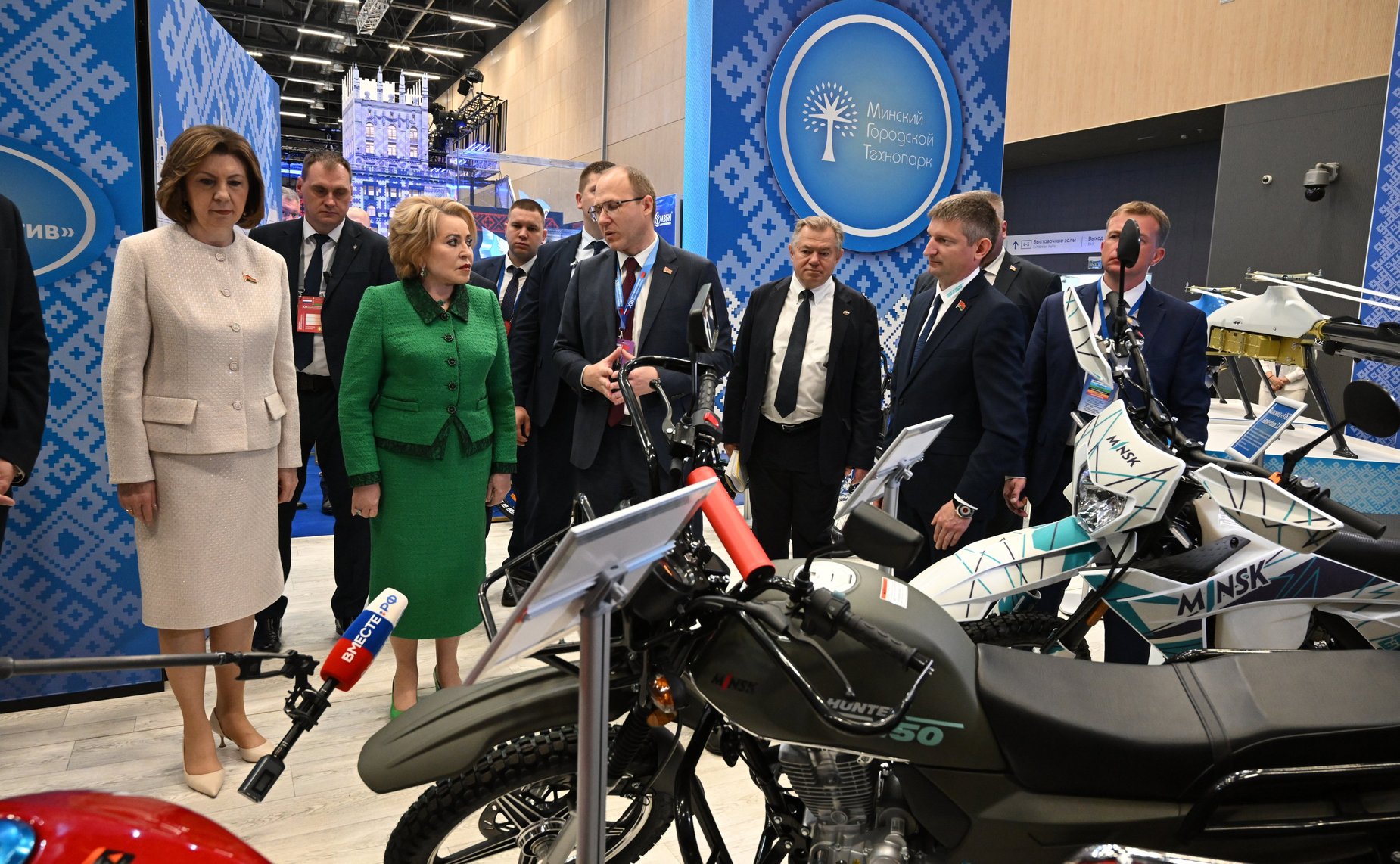 Валентина Матвиенко и Наталья Кочанова ознакомились с экспозицией выставки-ярмарки регионов России и Беларуси