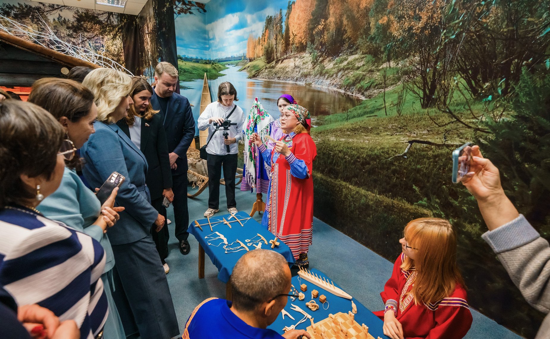 Сенаторы посетили Школу креативных индустрий на базе Окружного Дома народного творчества и Центр народных художественных промыслов и ремесел