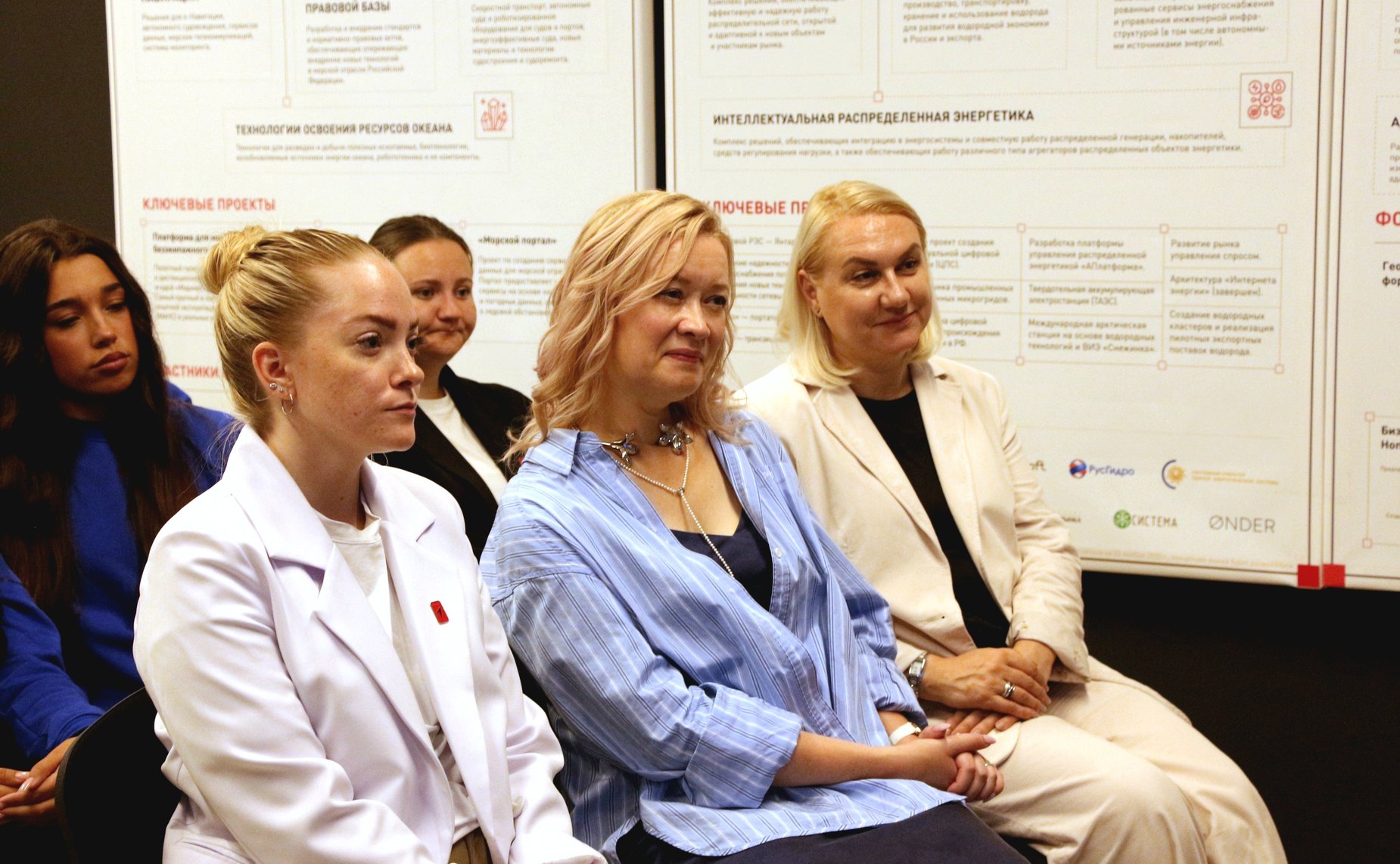 Григорий Карасин в ходе работы в регионе провел встречу со студентами и с участниками дипломатического клуба школьников