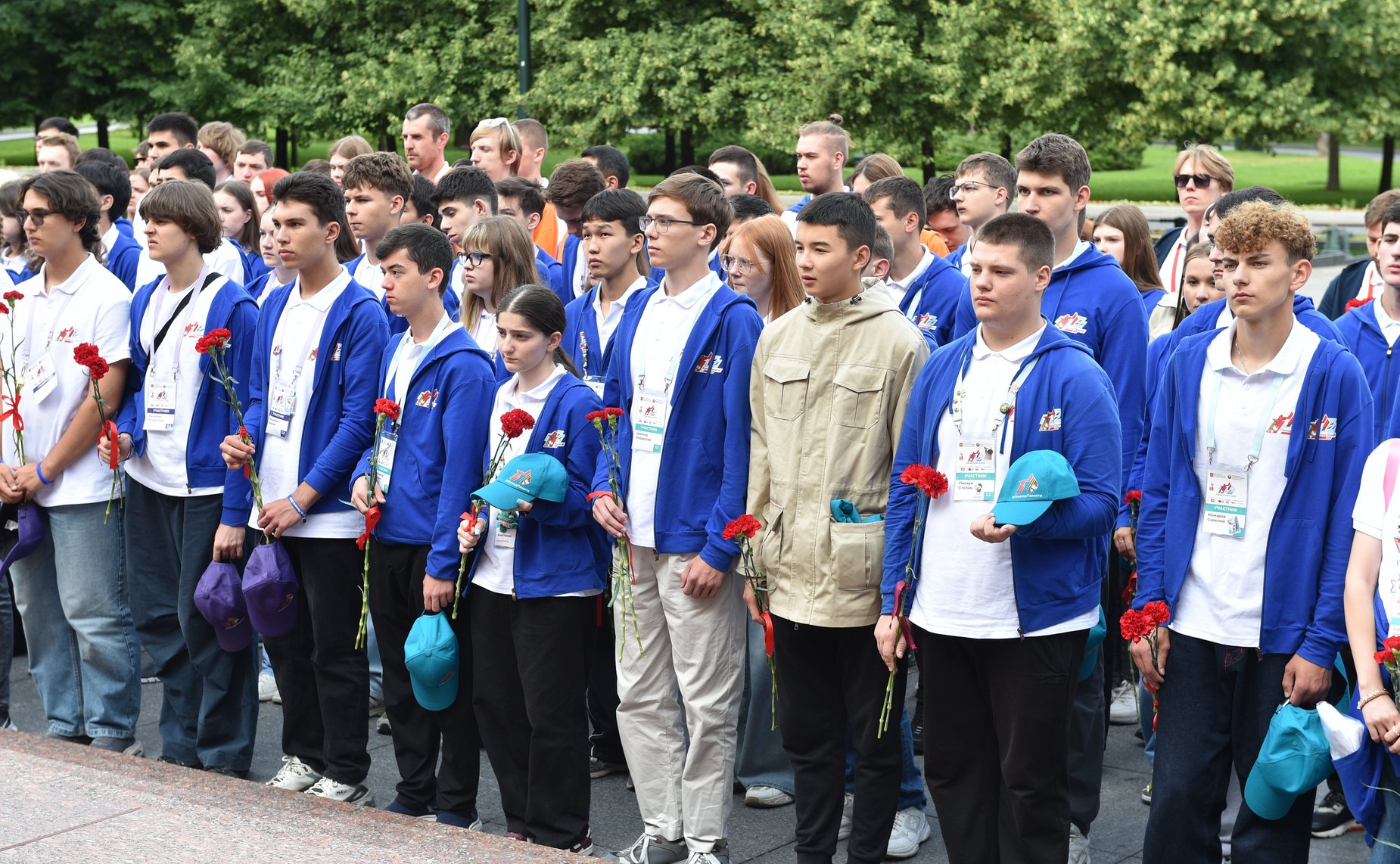 Участники «Поезда Памяти» возложили цветы к Могиле Неизвестного Солдата в Александровском саду и посетили Кремль