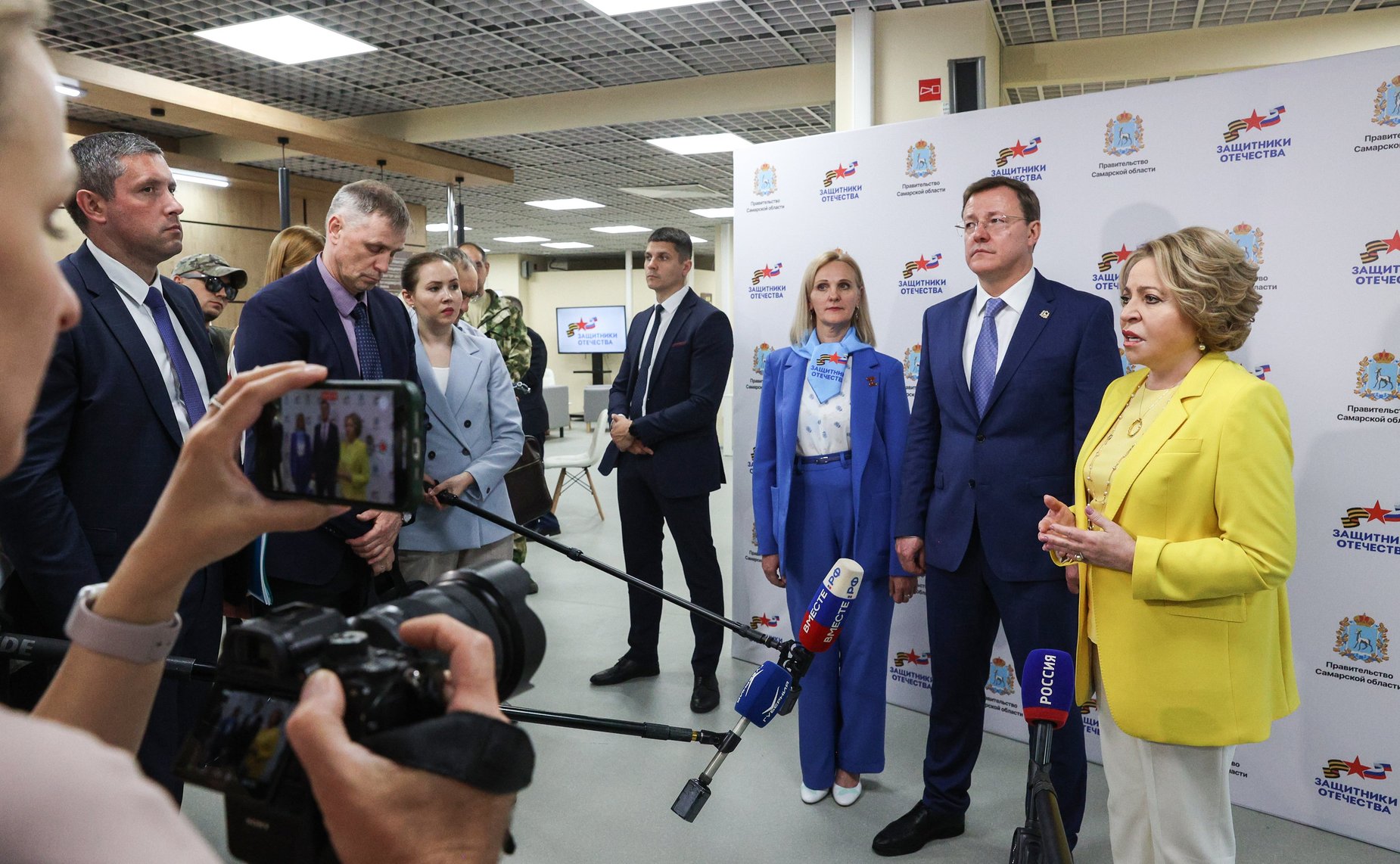 Председатель СФ Валентина Матвиенко вместе с губернатором региона Дмитрием Азаровым посетила региональный филиал Государственного фонда поддержки участников специальной военной операции «Защитники Отечества»