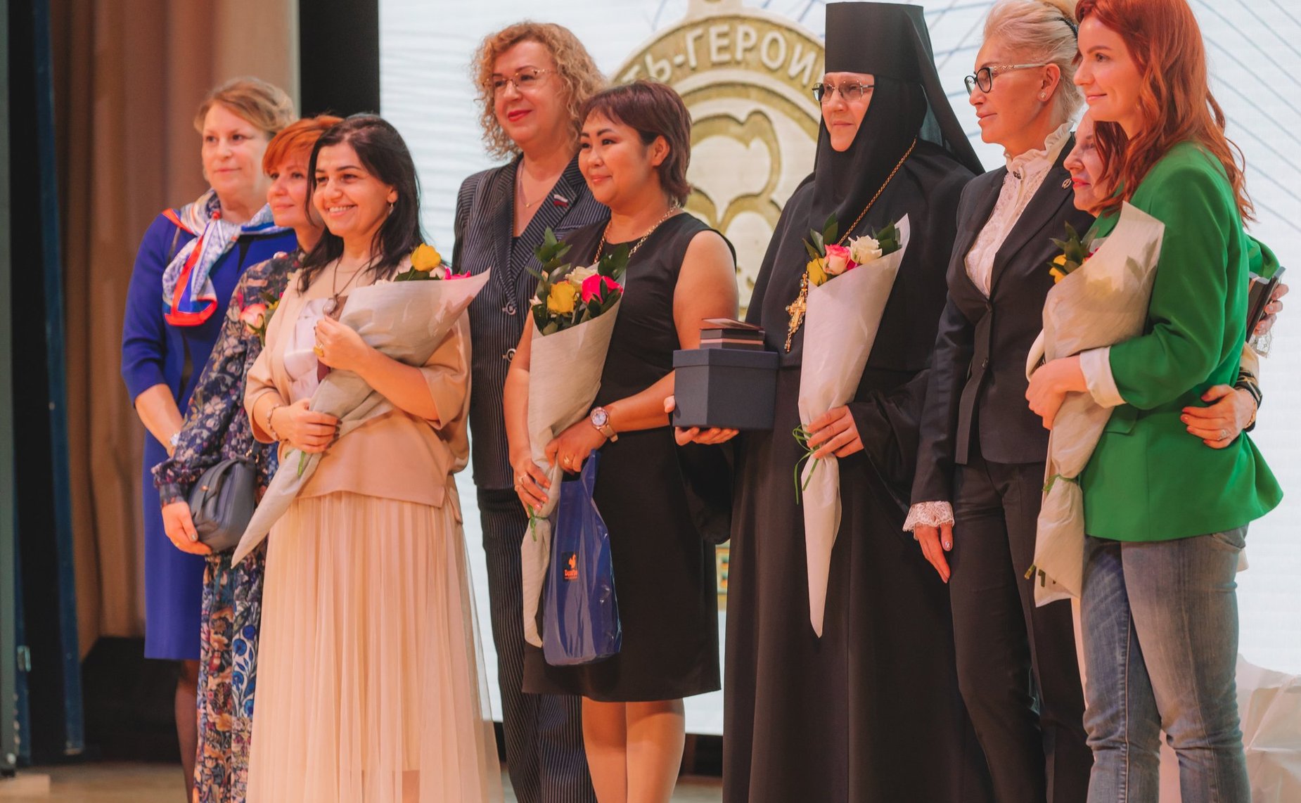 Ольга Епифанова вручила жительнице Республики, многодетной матери Елене Галевой общественную награду «Мать-героиня» 2 степени