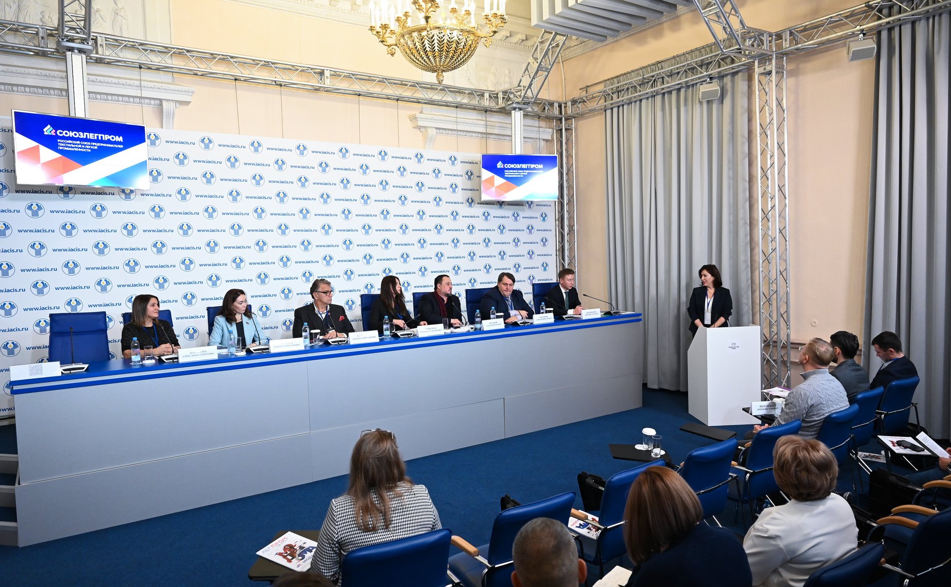 Круглый стол «Устойчивое развитие отрасли через переработку шерсти». III международный форум «Содружество моды»