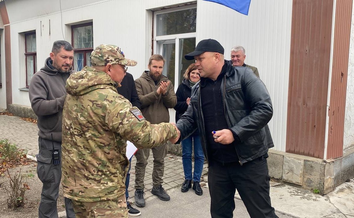 Игорь Кастюкевич встретил автомобиль скорой помощи, который передали жители и организации Архангельска для работы гуманитарной миссии в Херсонской области