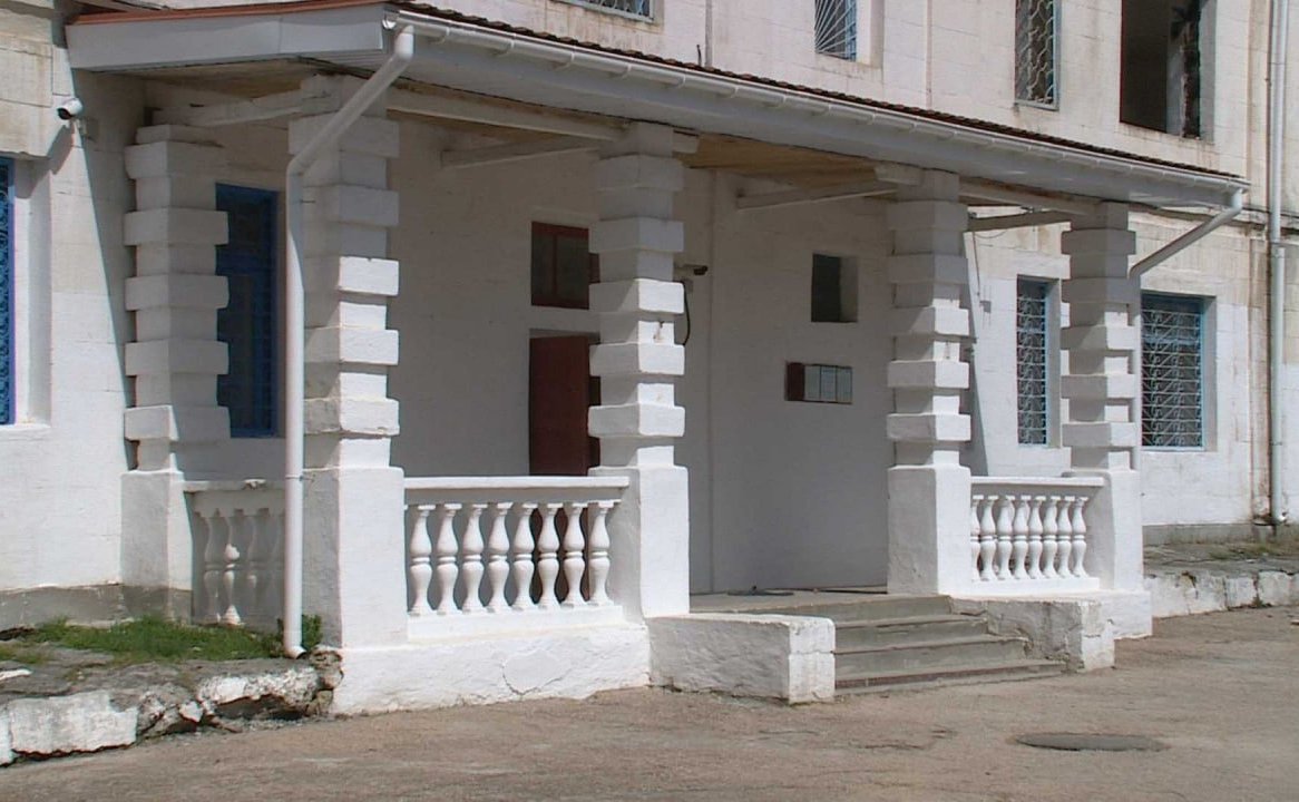 Екатерина Алтабаева в ходе работы в регионе посетила школу-интернат №6, где приняла участие в церемонии начала строительно-монтажных работ