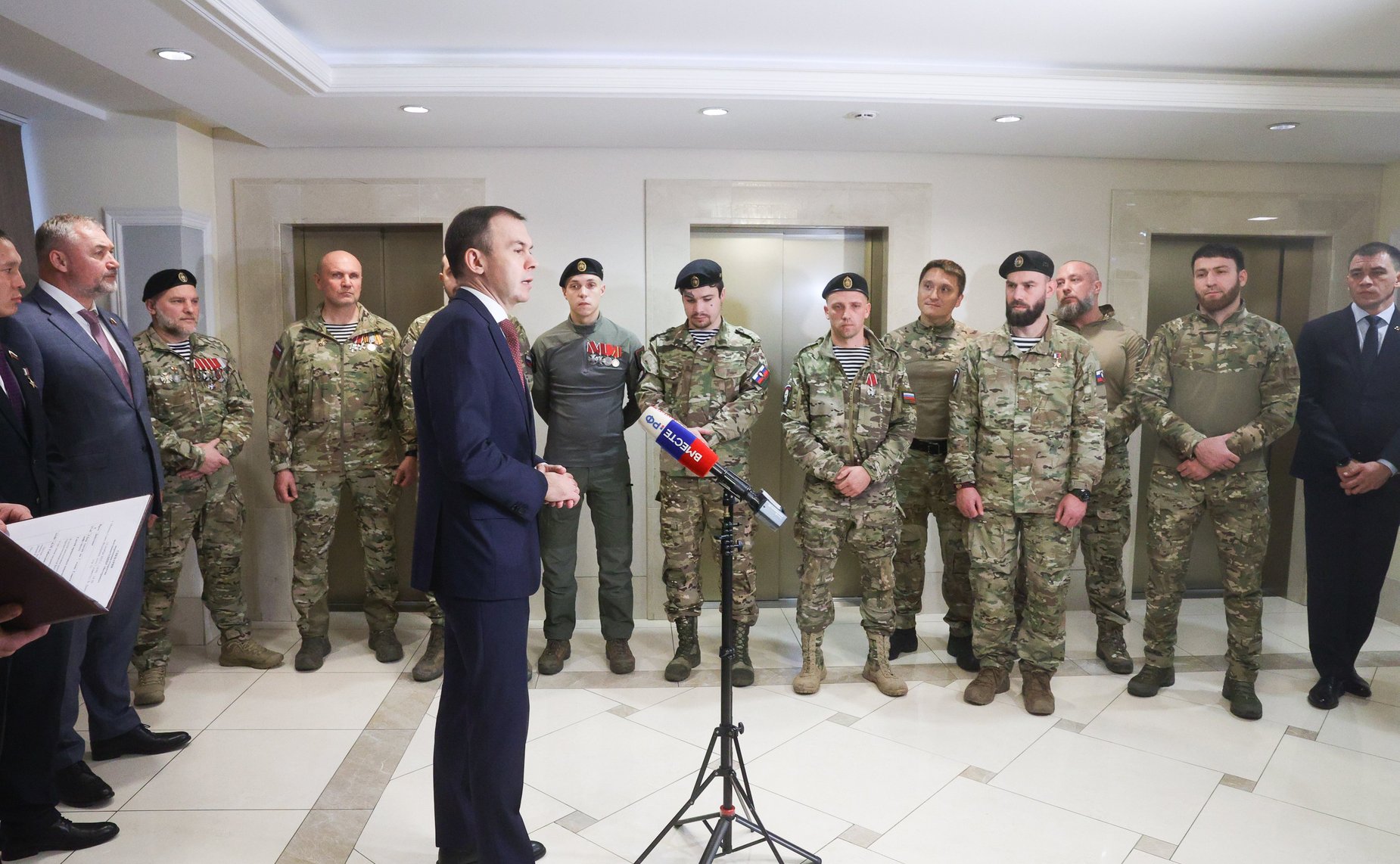 Торжественное награждение военнослужащих в рамках проведения открытия патриотической выставки фотографий военнослужащих Отдельной диверсионной штурмовой бригады «Ветераны»