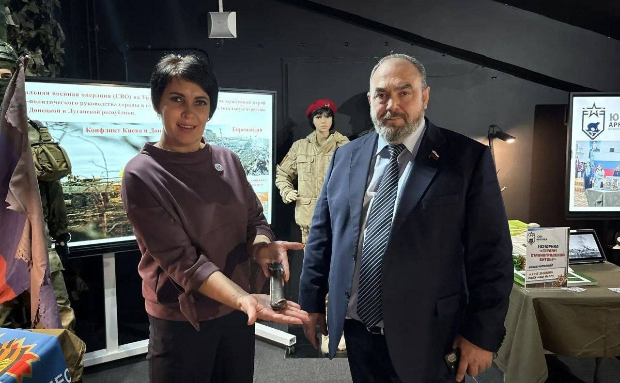 Алексей Ситников пополнил коллекцию интерактивного музея в школе Нового Уренгоя специальным приспособлением побежденных захватчиков – гравитационным ножом немецкого парашютиста