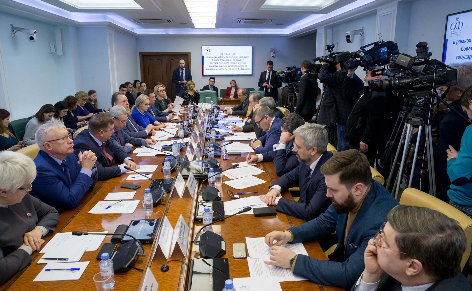 «Круглый стол» Временной комиссии по защите государственного суверенитета и предотвращению вмешательства во внутренние дела РФ