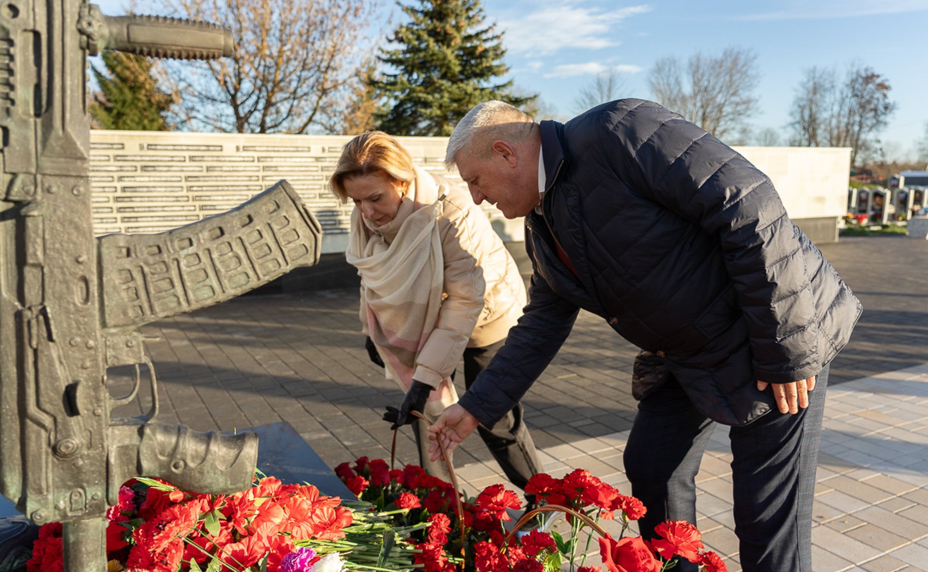 Сенаторы РФ посетили мемориальный комплекс защитникам Отечества и возложили цветы (Псковская область)