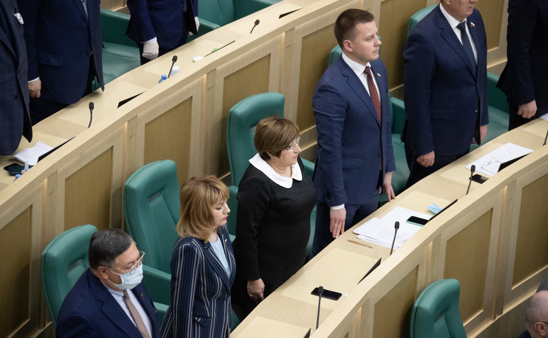 Сенаторы слушают гимн России перед началом 479-го заседания Совета Федерации