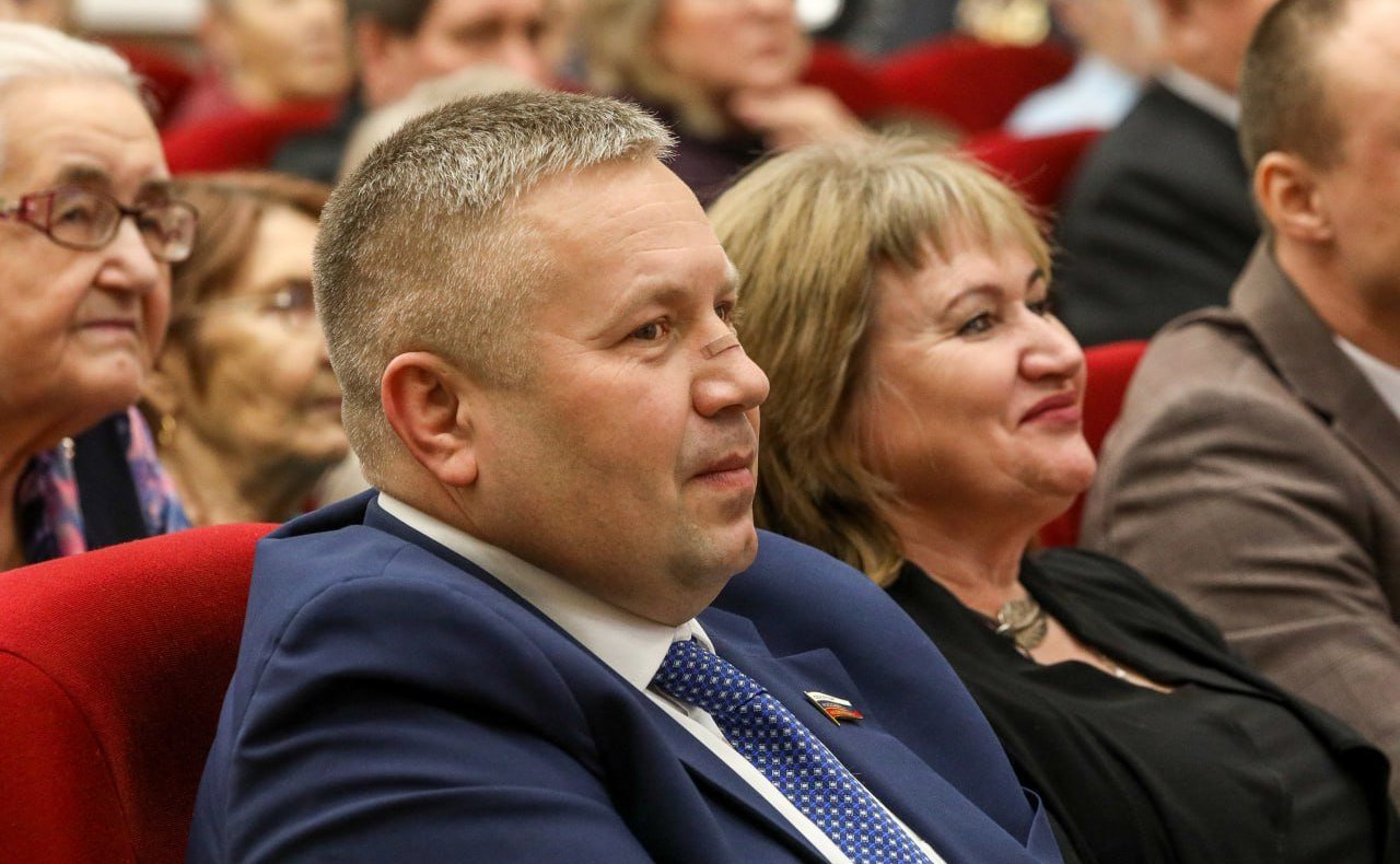 Денис Гусев в рамках работы в регионе принял участие в торжественном подведении итогов Года семьи в НАО и вручении наград победителям конкурса «Семейно-трудовые династии земли ненецкой»