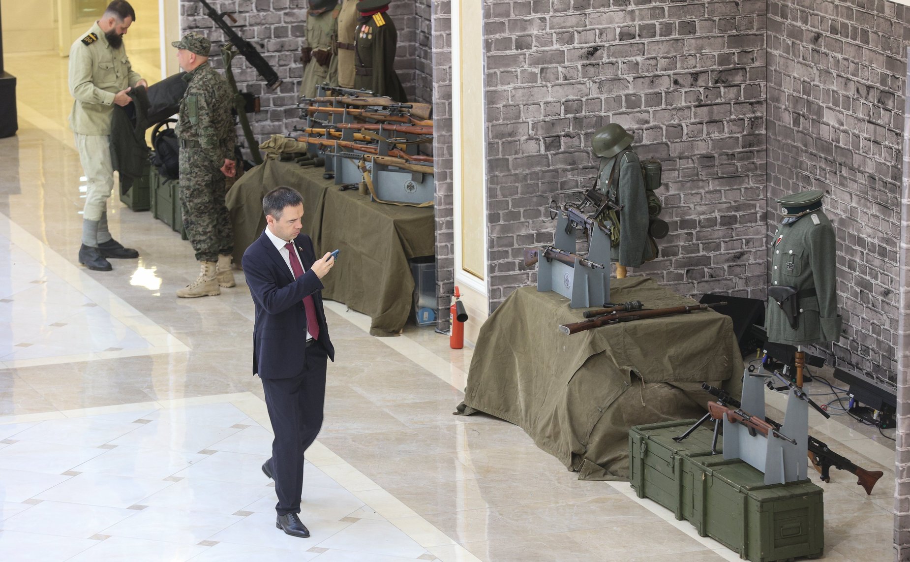 Юрий Воробьев и Дмитрий Василенко открыли в Совете Федерации выставку «Невыученные уроки истории. Связь времен. Пропаганда ненависти»