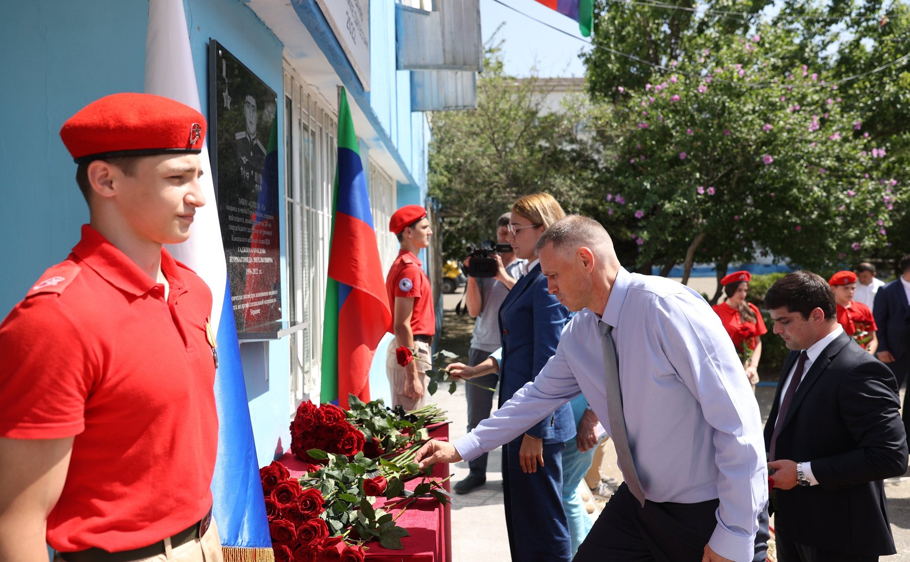 Возложение цветов к мемориальной доске Героя России Нурмагомеда Гаджимагомедова