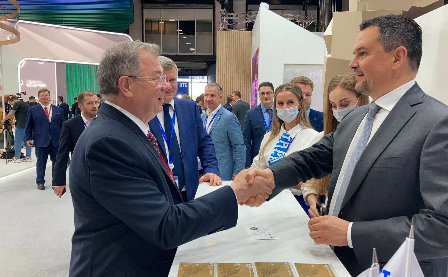 Анатолий Артамонов принимает участие в работе XXIV Петербургского международного экономического форума