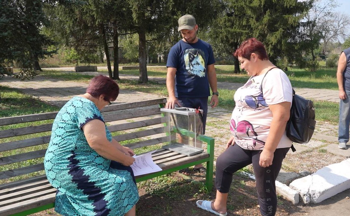 Дарья Лантратова приняла участие в открытии МФЦ в Кременском районе ЛНР