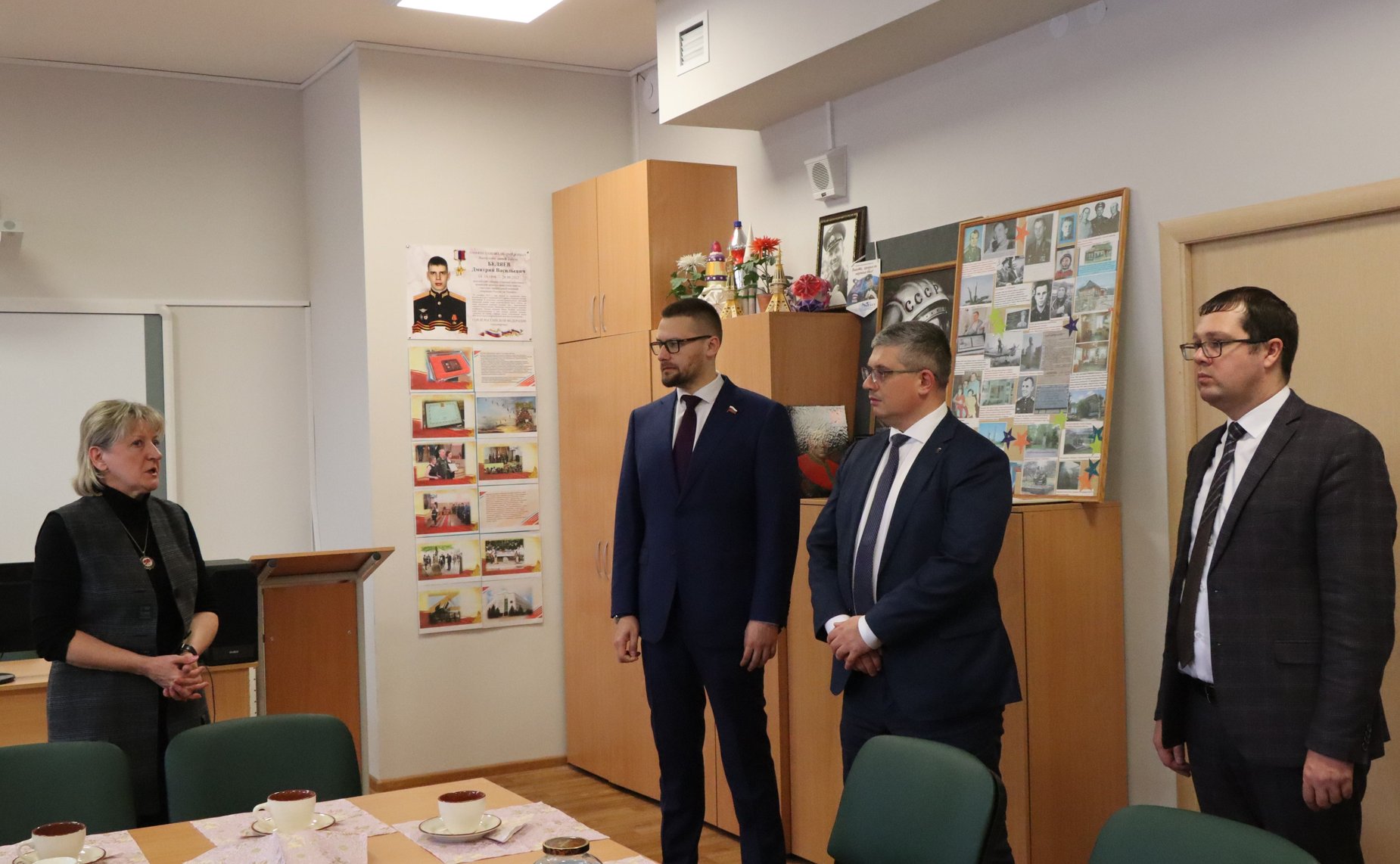 Руслан Смашнёв в ходе поездки в регион принял участие в открытии в школе № 33 г. Смоленска «Парты Героя», посвященной Герою России Дмитрию Беляеву