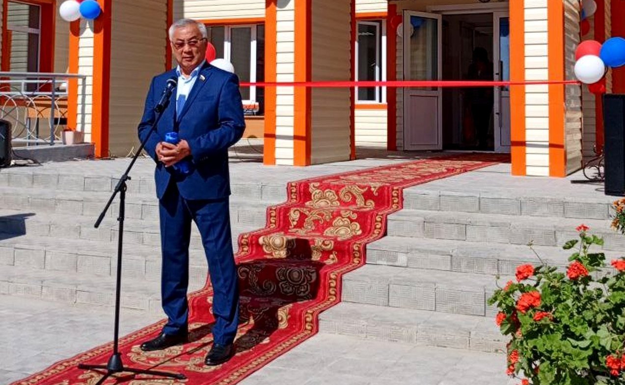 Баир Жамсуев в ходе региональной поездки принял участие в церемониях торжественного открытия после капитального ремонта детского сада в селе Токчин и школы в селе Зуткулей Агинского Бурятского округа