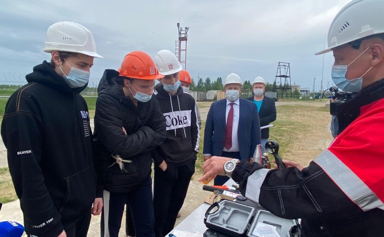 Денис Гусев посетил вместе со студентами Ненецкого профессионального училища Нарьян-Марскую нефтебазу