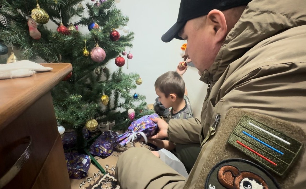 Игорь Кастюкевич посетил несколько многодетных семей и вручил детям новогодние подарки