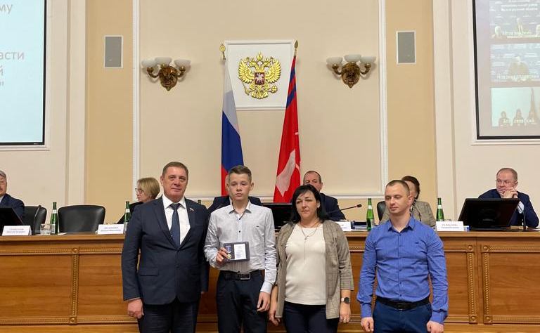 Николай Семисотов провел награждение медалью Совета Федерации «За проявленное мужество» детей из Волгоградской области