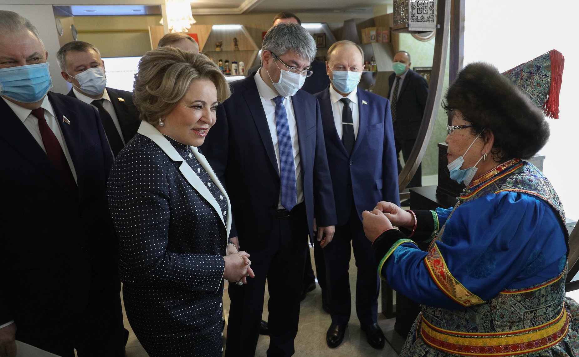 Председатель СФ Валентина Матвиенко осмотрела выставку, на которой представлены ключевые тенденции развития экономики Республики Бурятия и приоритетные инвестиционные проекты в сфере вертолетостроения, в агропромышленном комплексе, медицине