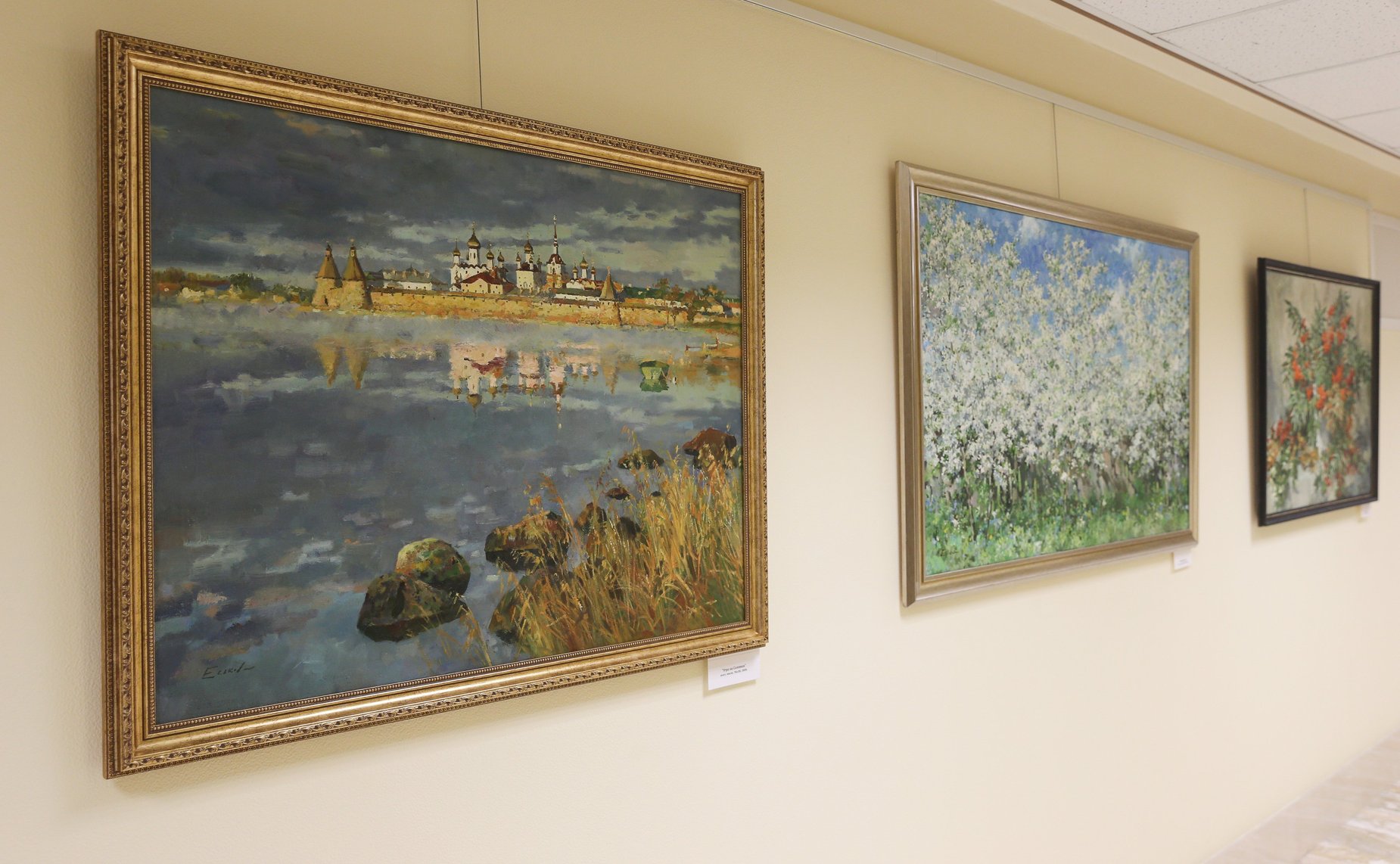 Дина Оюн открыла в здании Совета Федерации выставку пейзажей Павла Еськова «Светлый день»