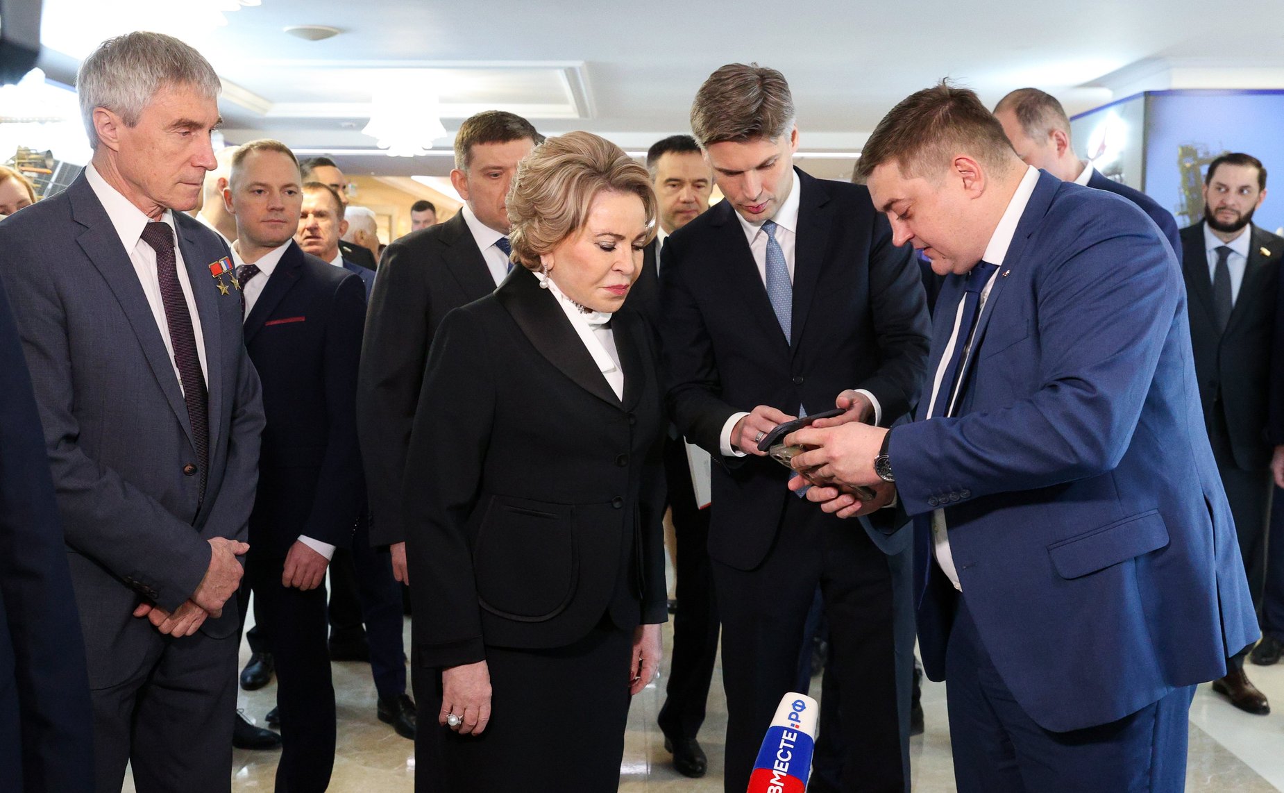 В Совете Федерации состоялось открытие выставки Госкорпорации «Роскосмос»