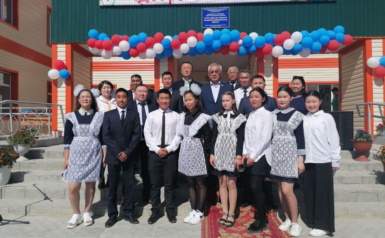 Баир Жамсуев в ходе региональной поездки принял участие в церемониях торжественного открытия после капитального ремонта детского сада в селе Токчин и школы в селе Зуткулей Агинского Бурятского округа