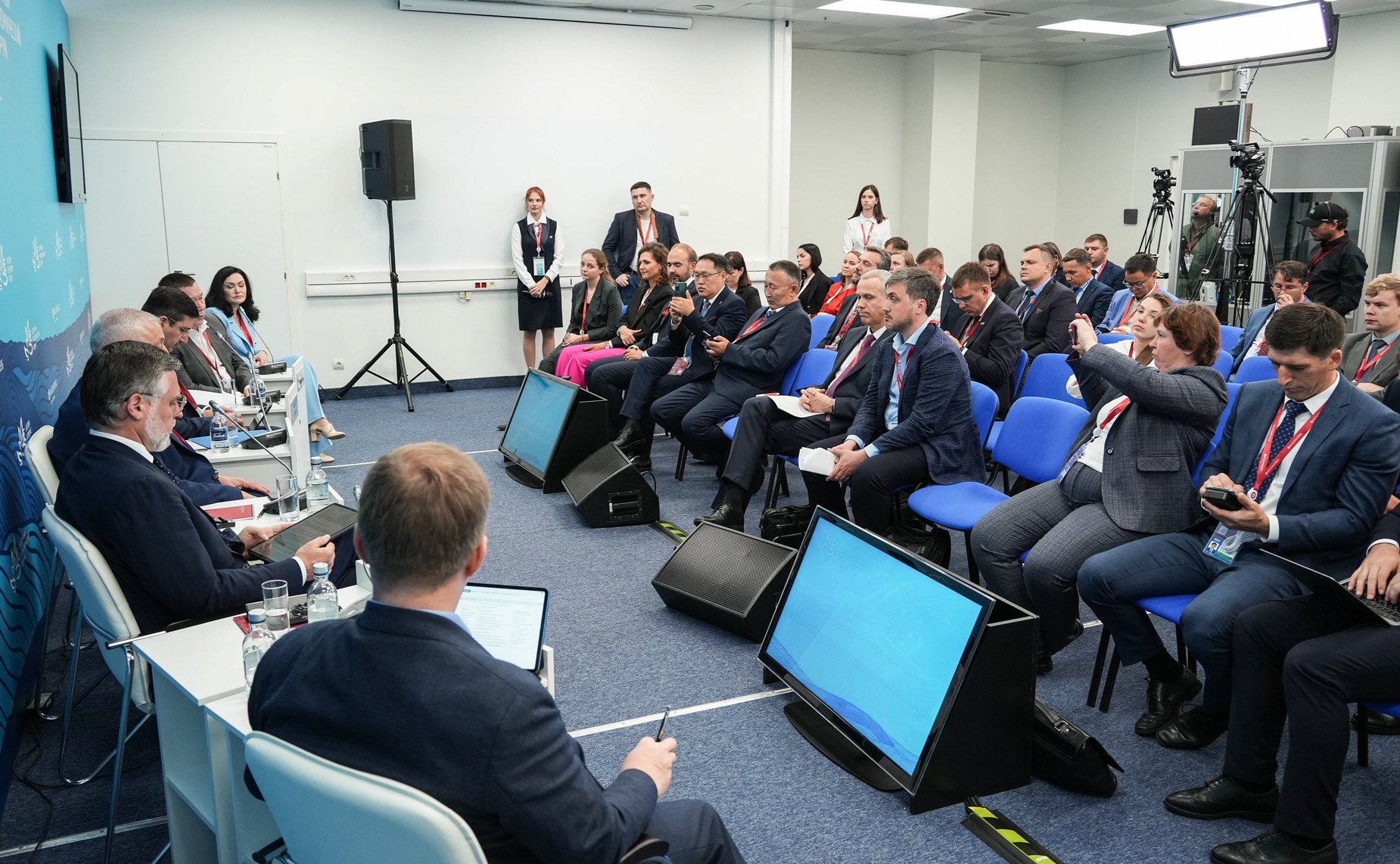 Сессия «Система управления северным завозом: новая реальность». Сенаторы принимают участие в VIII Восточном экономическом форуме