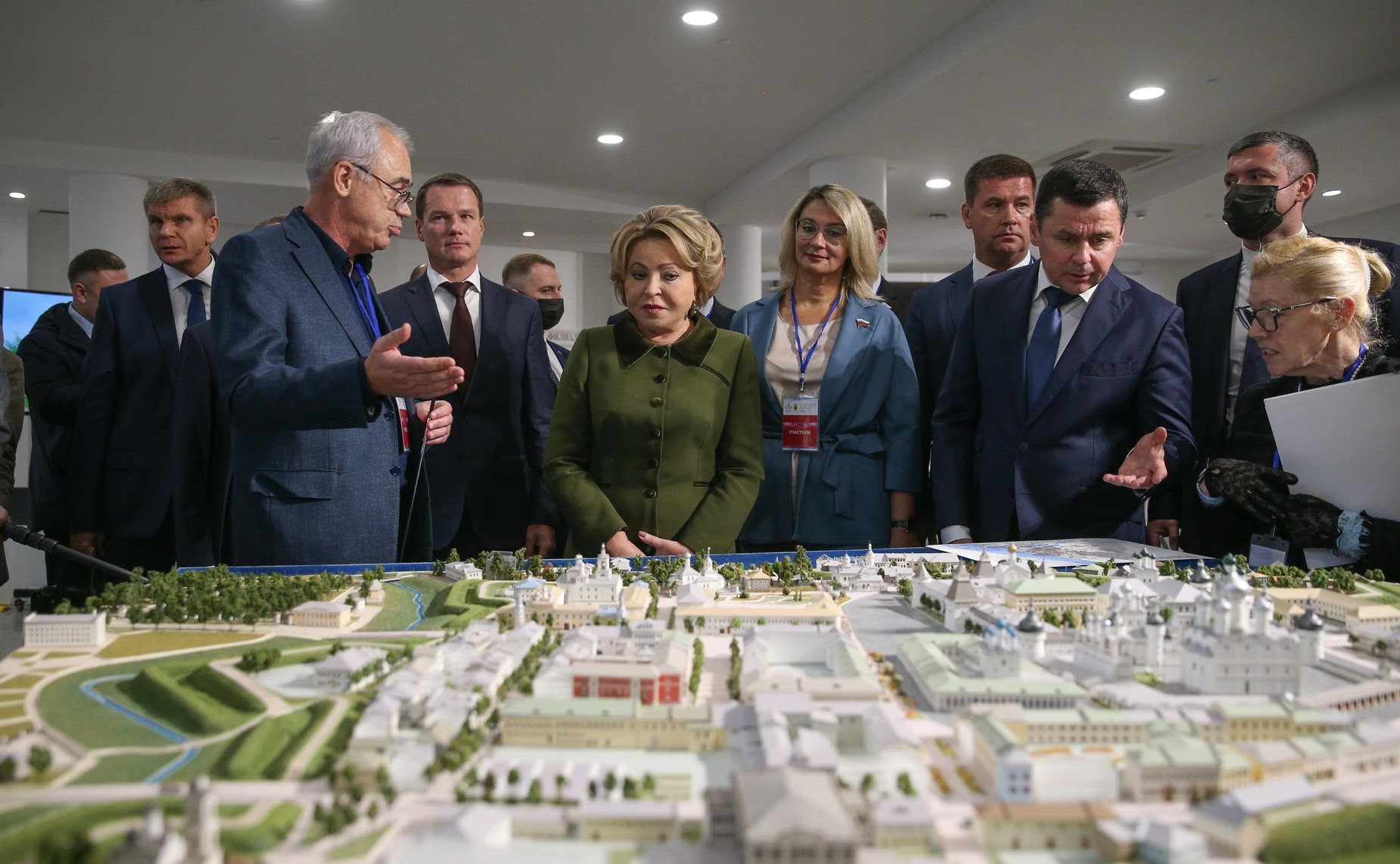 Участники VIII Парламентского форума «Историко-культурное наследие России» посетили выставку, где были представлены работы ярославских мастеров по финифти и майолике