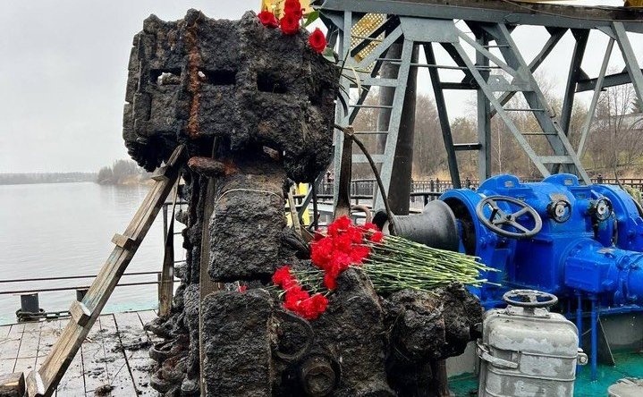 Торжественная церемония поднятия со дна Невы артиллерийского тягача «Сталинец», который затонул во время боя в ходе операции «Искра» по прорыву блокады