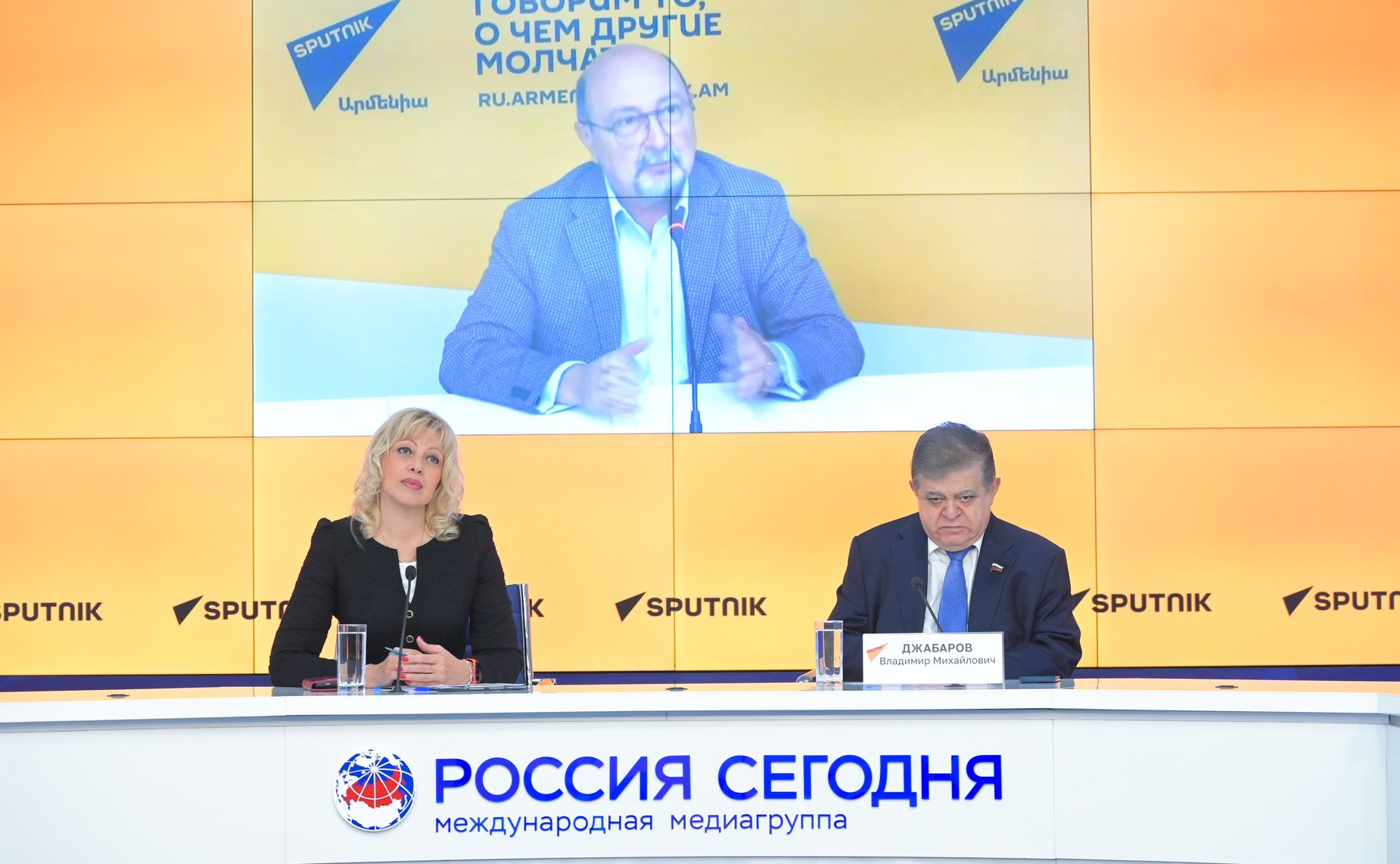 Видеомост с участием первого заместителя председателя Комитета СФ по международным делам Владимира Джабарова по актуальной международной повестке и вопросам сотрудничества России со странами ближнего зарубежья