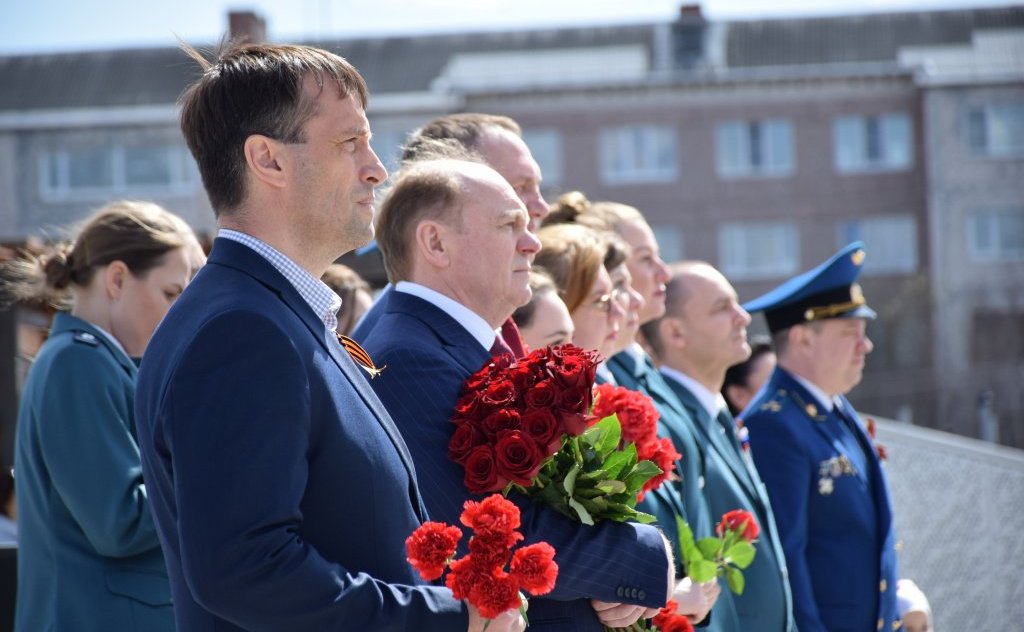 Эдуард Исаков посетил ряд мероприятий, приуроченных к 77-й годовщине Победы в Великой Отечественной войне, и принял участие в шествии «Бессмертный полк» в городе Югорске