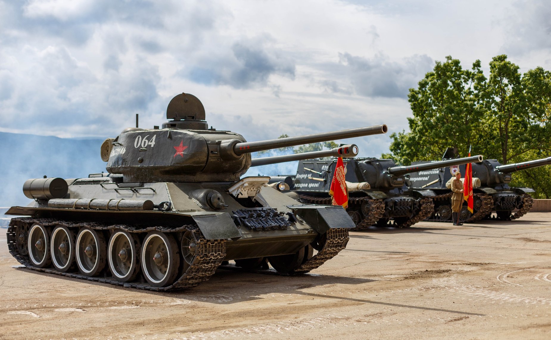 Церемония возложения цветов к обелиску Славы на Сапун-горе