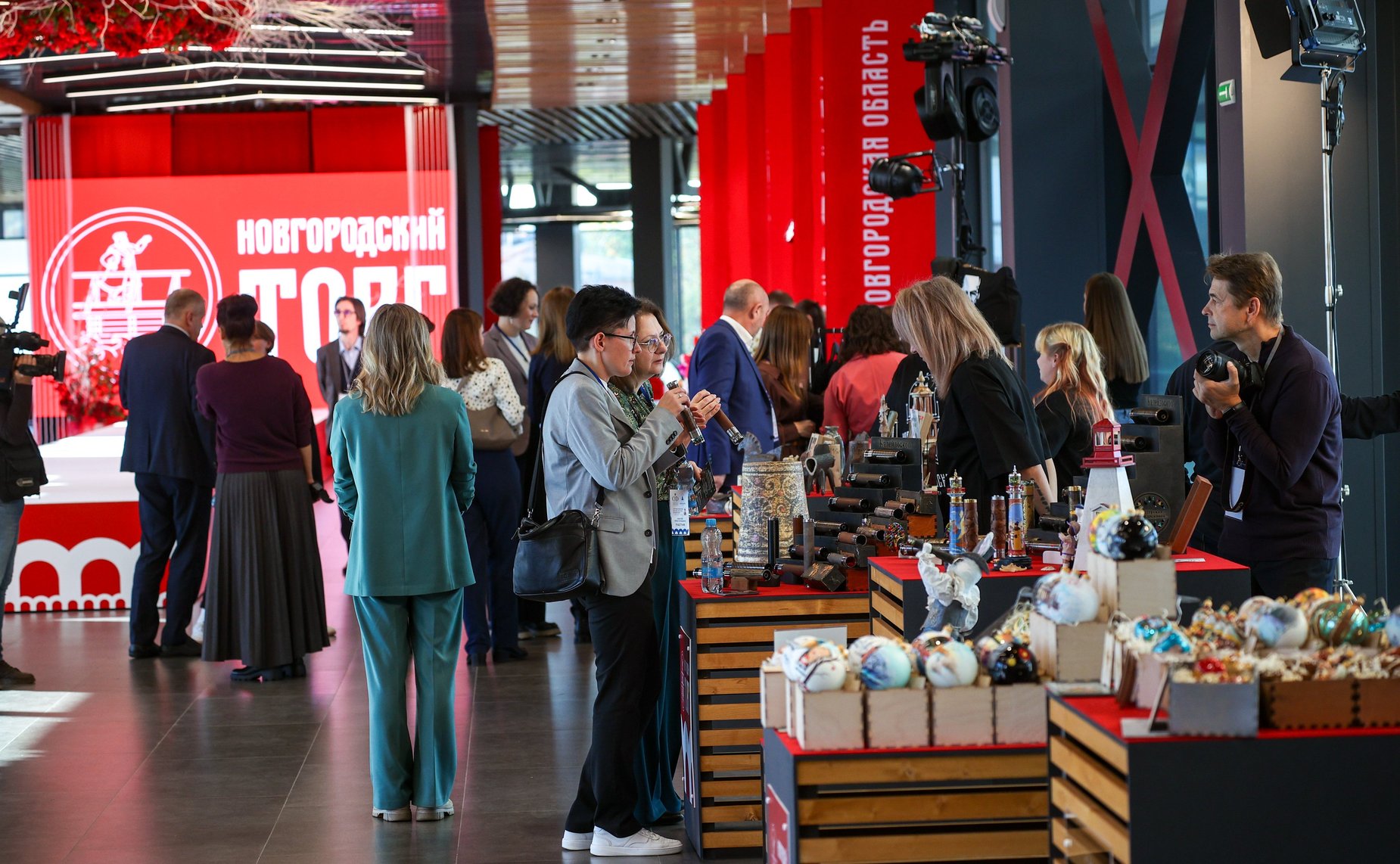 Валентина Матвиенко посетила Софийский собор и осмотрела выставку брендов «Новгородский торг»