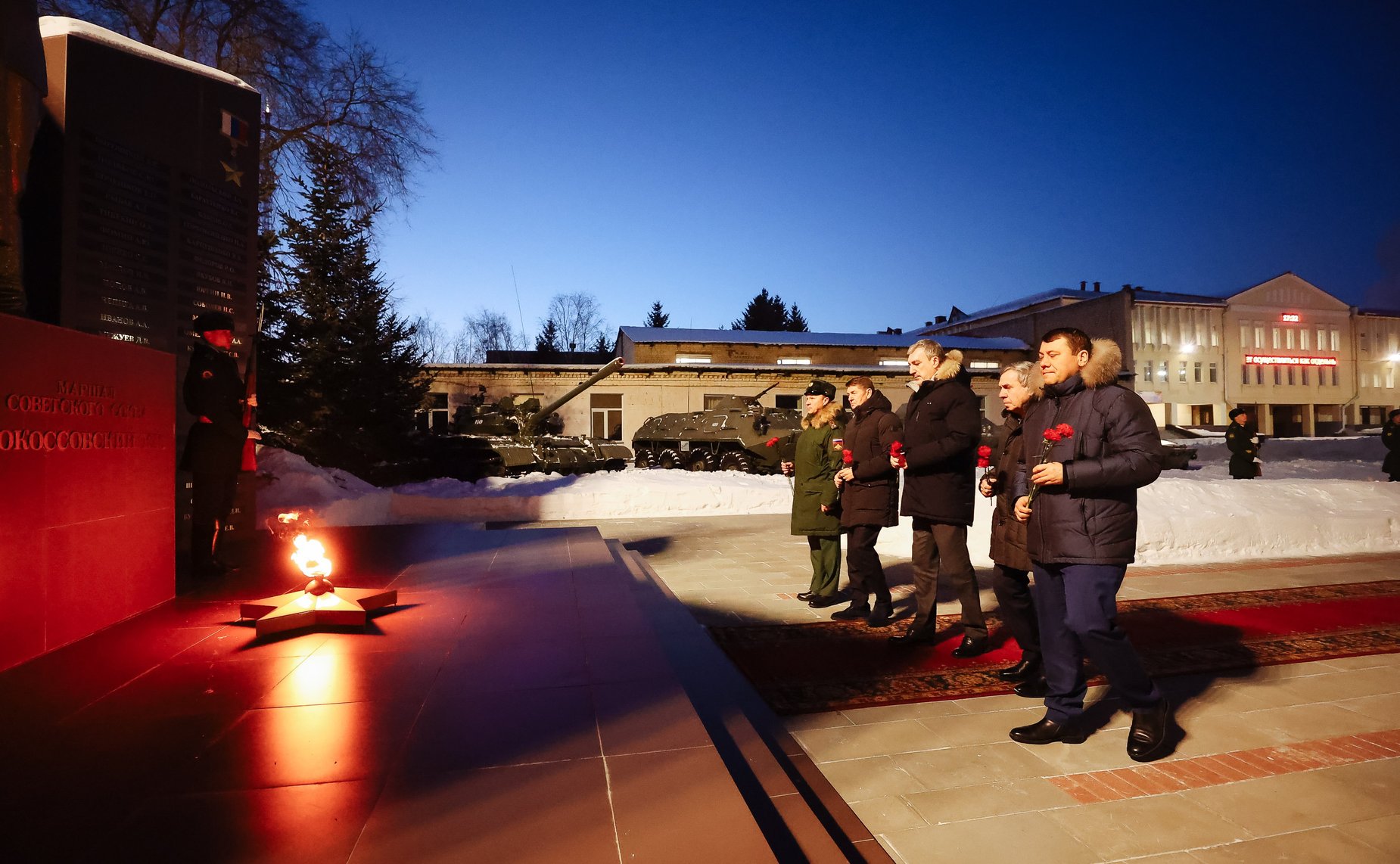 Сенаторы Российской Федерации посетили Дальневосточное гвардейское высшее общевойсковое командное училище ордена Жукова им. Маршала Советского союза К.К. Рокоссовского и возложили цветы к памятнику Маршала Советского союза К.К. Рокоссовского