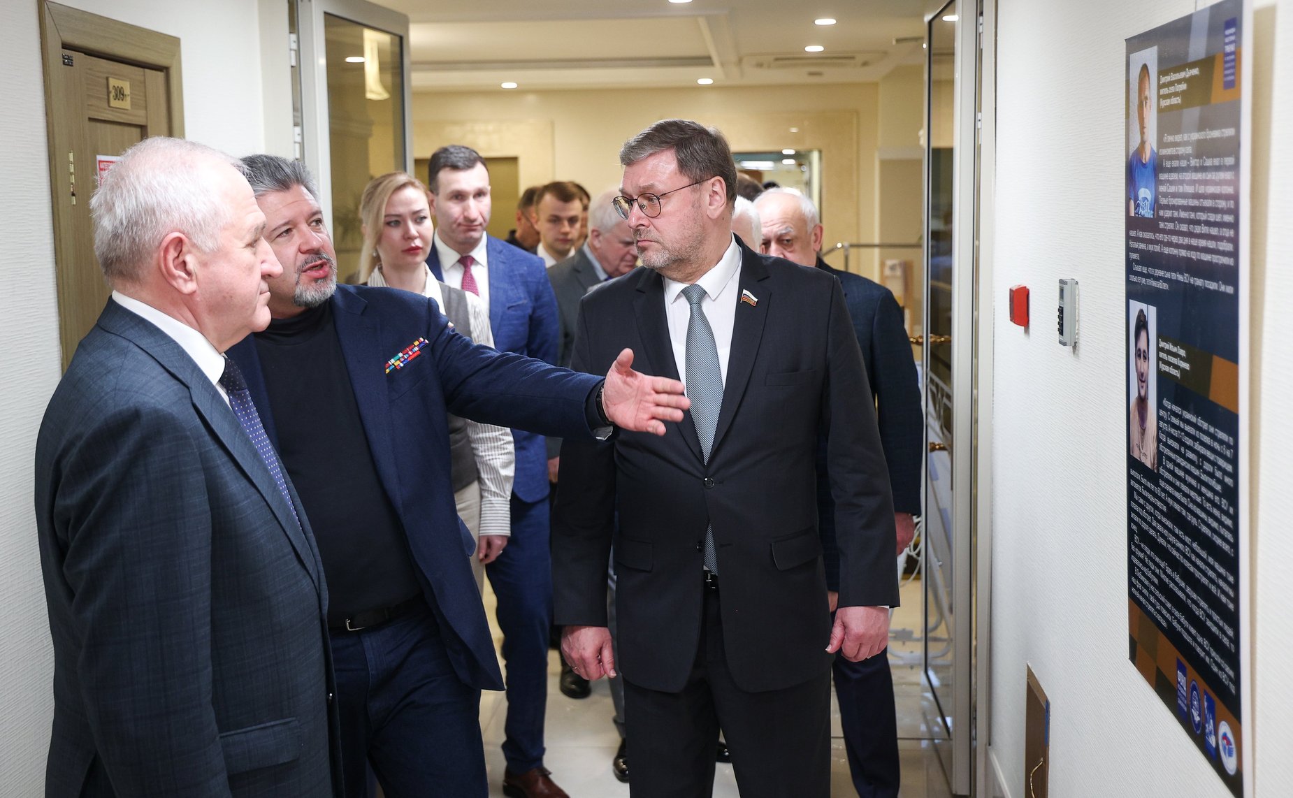 Церемония открытия выставки «Военные преступления вооруженных сил неонацистов Украины на территории Курской области»