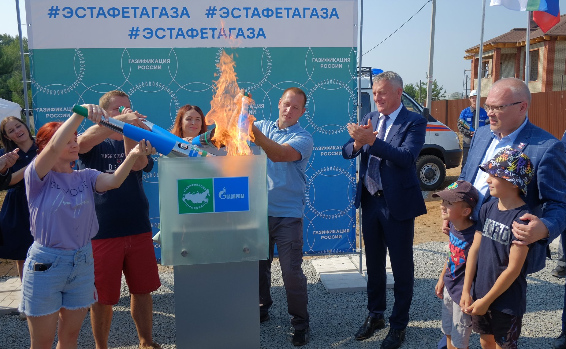 Церемония зажжения газовой горелки и подключения газа к домовладению