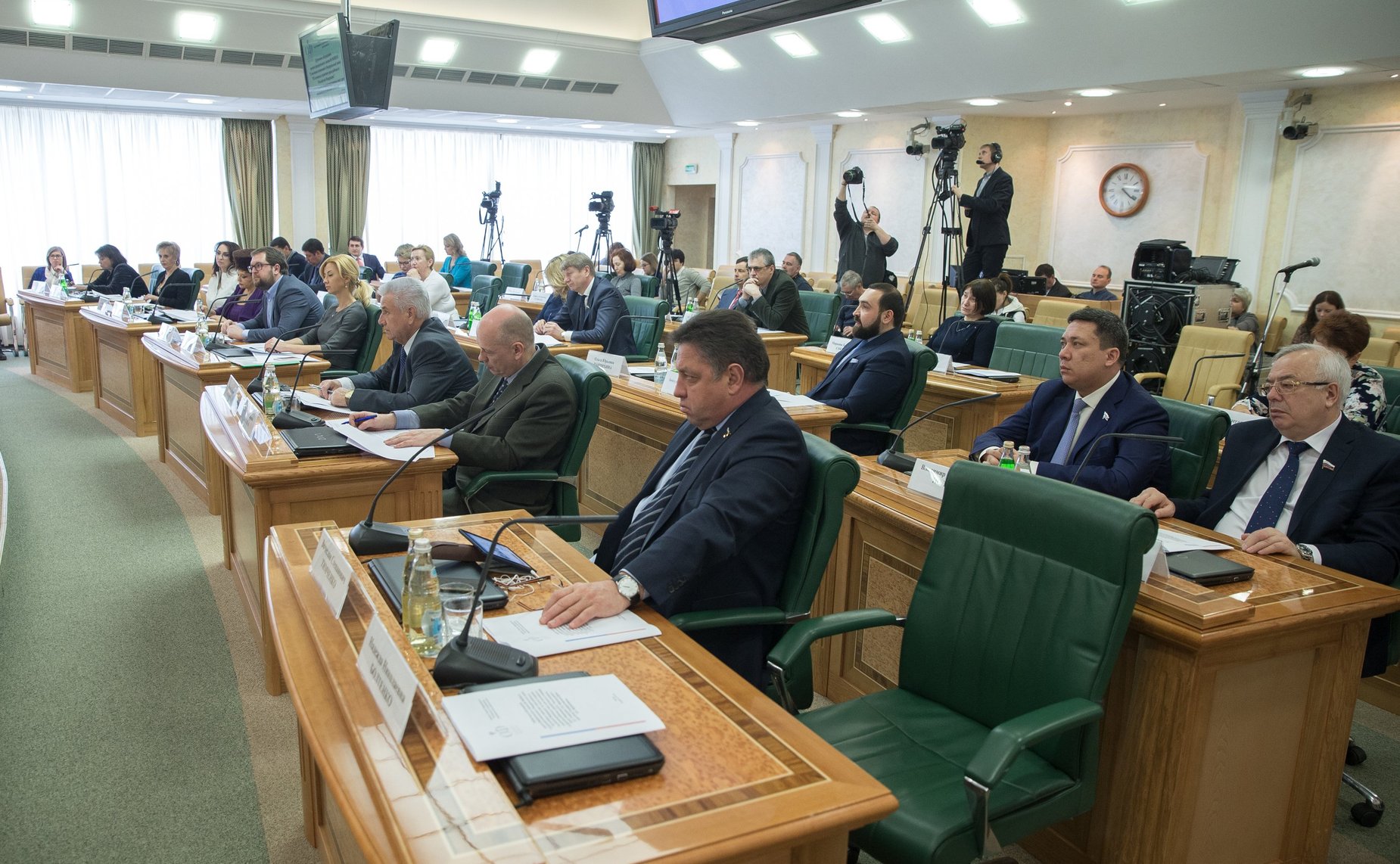 Публичное обсуждение проекта федерального закона, касающегося придания государственного статуса программе по установкам беби-боксов