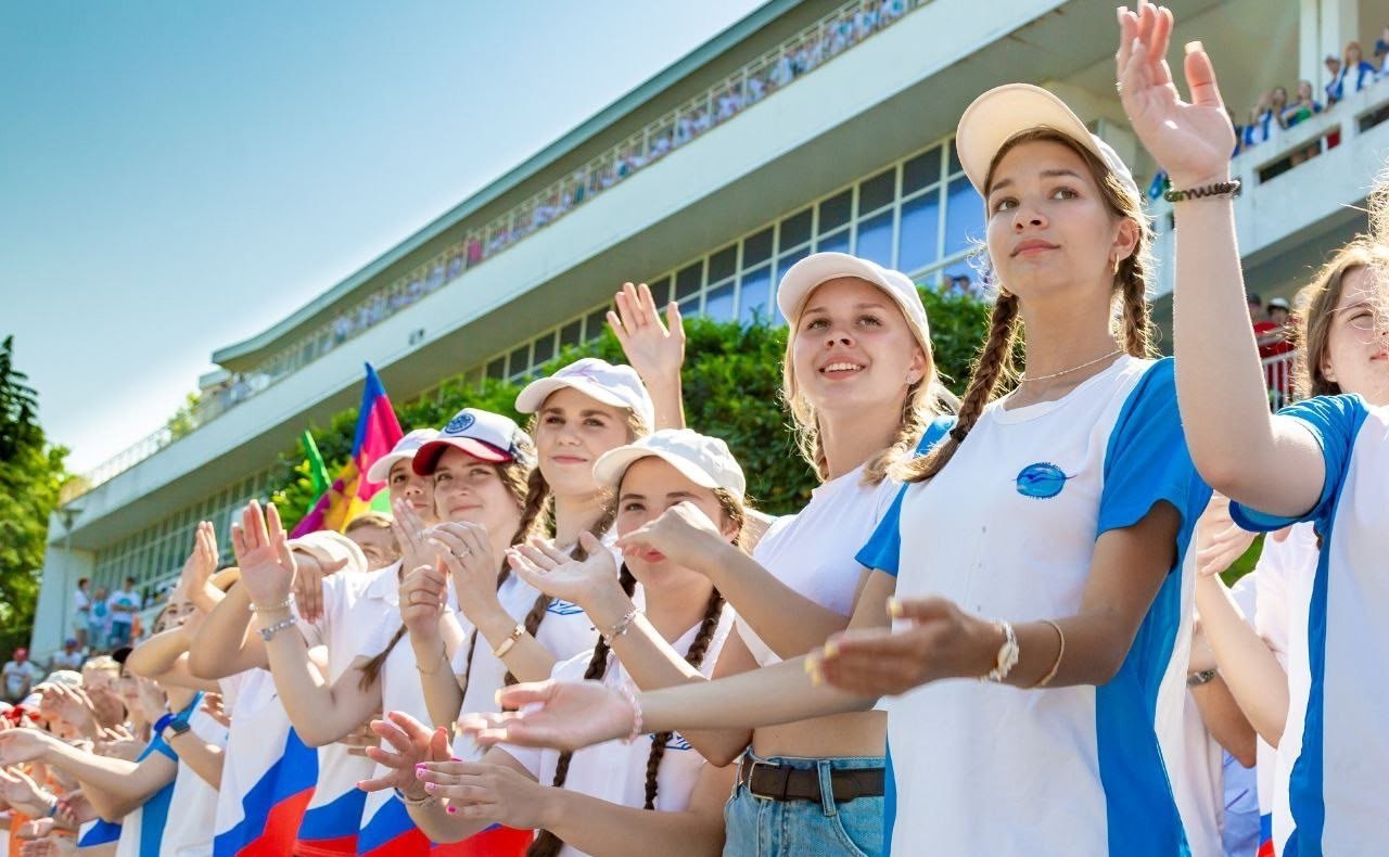 Артем Малащенков поздравил ребят и вожатых с 65-летием «Орлёнка»