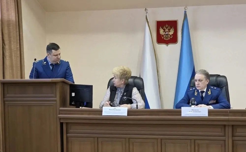 Ольга Бас в ходе поездки в регион провела расширенное совещание в прокуратуре ЛНР