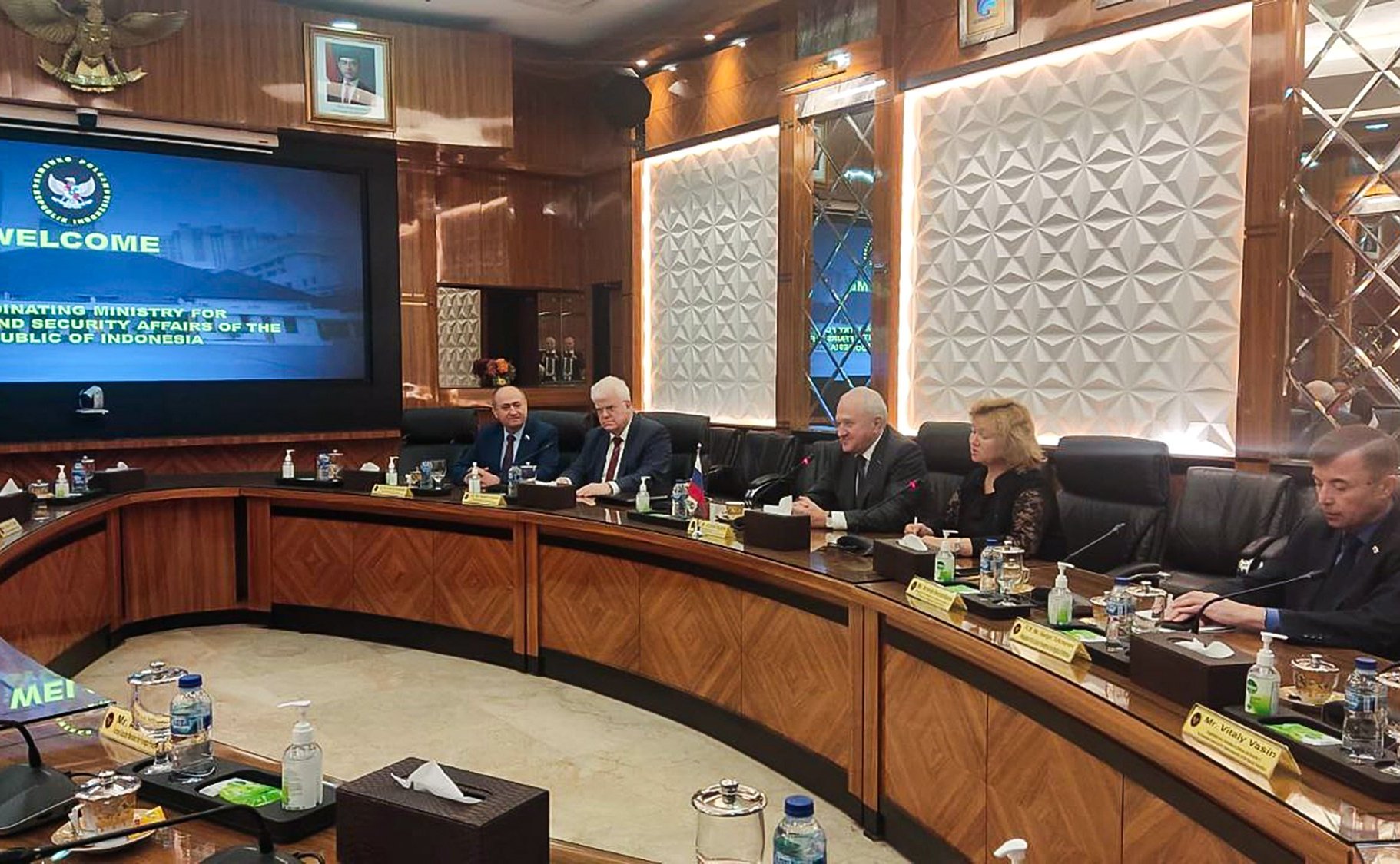 Делегация Комитета СФ по обороне и безопасности во главе с Председателем Комитета СФ Владимиром Булавиным посетила Джакарту (Республика Индонезия) с рабочим визитом