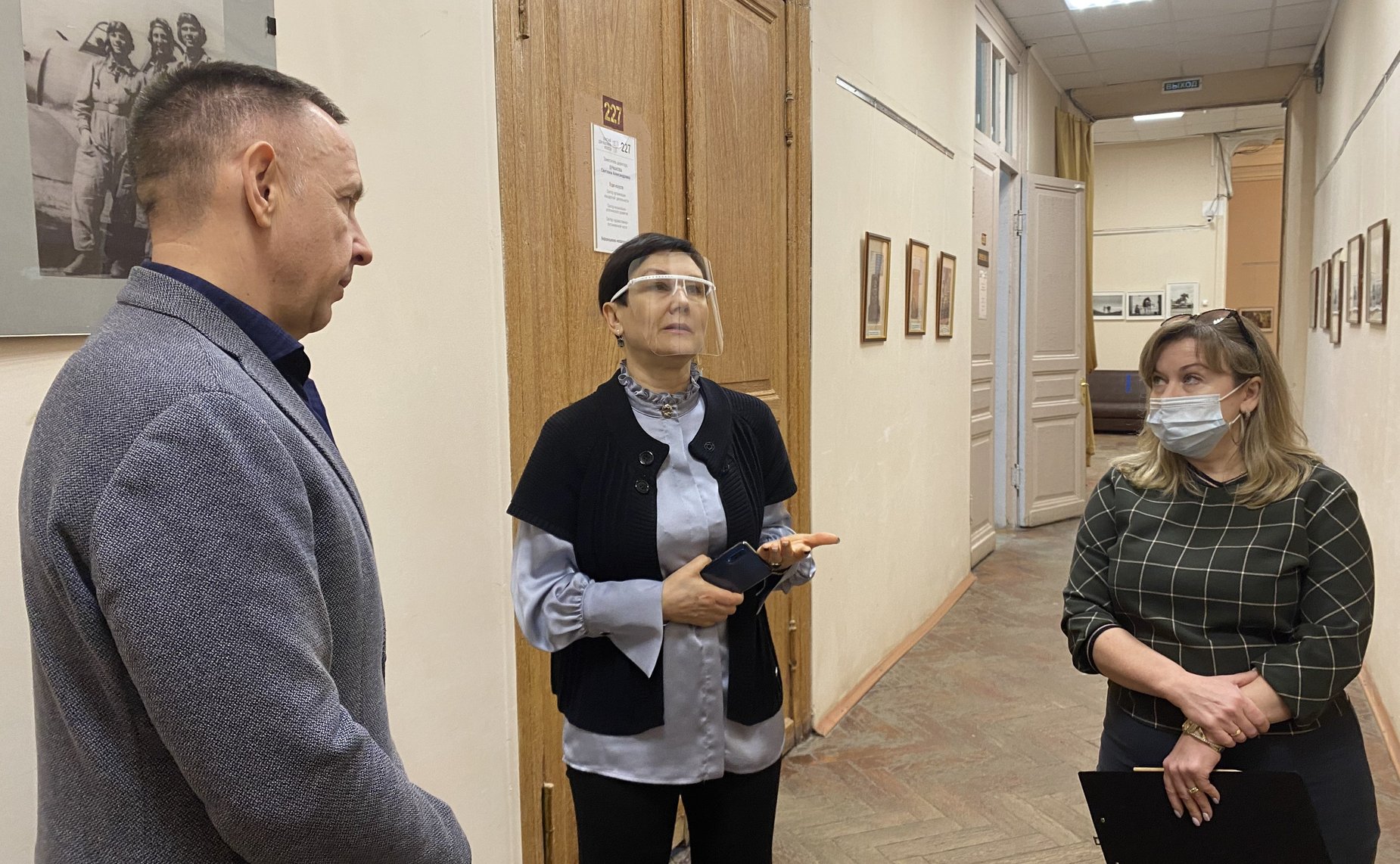 Олег Алексеев осмотрел выставку документальных фотографий «Юрий Гагарин»