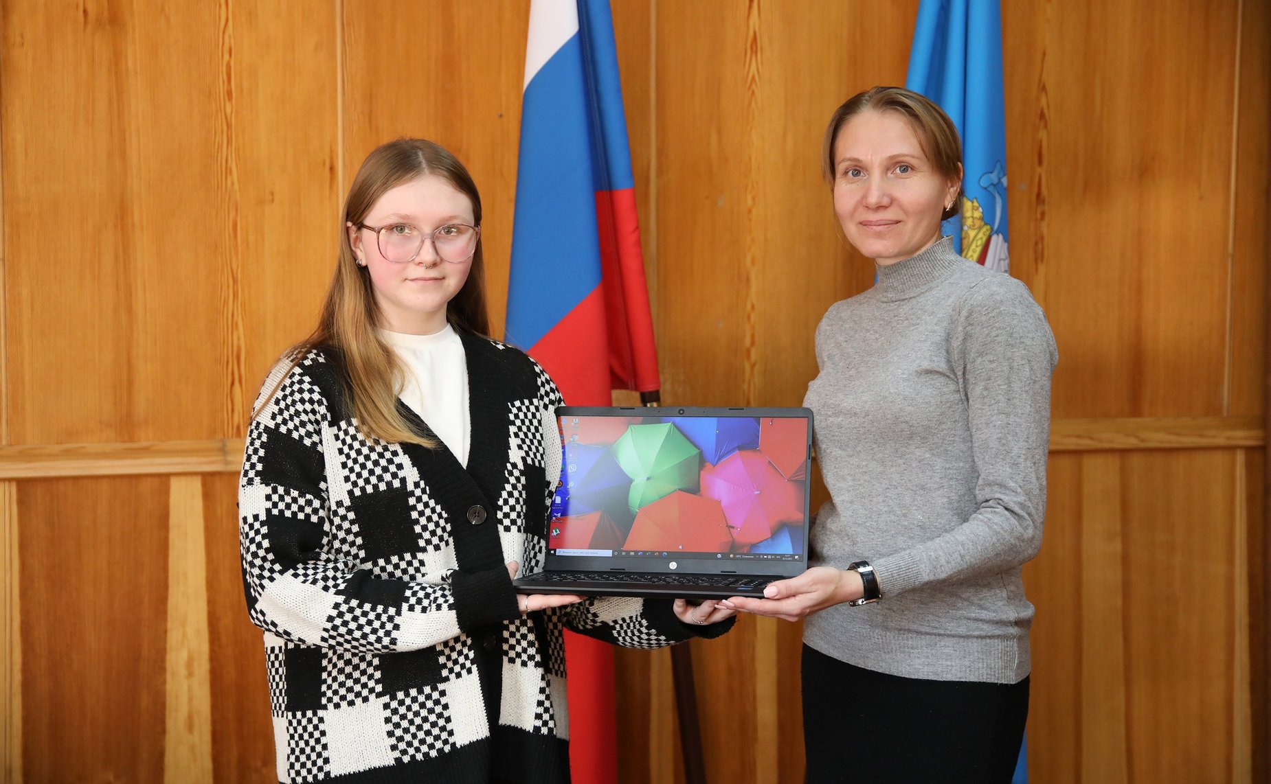 Сергей Рябухин поздравил Инессу с наступающим Новым годом, пожелал ей крепкого здоровья, успехов в учебе и исполнения желаний