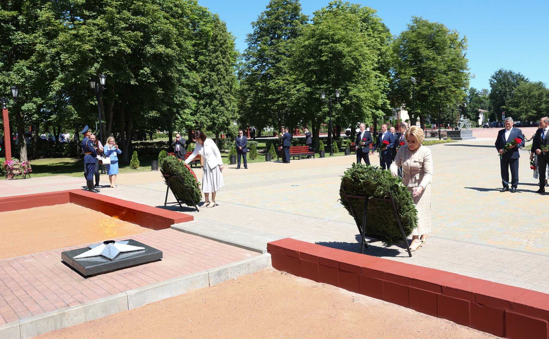 Валентина Матвиенко и Наталья Кочанова в сопровождении сенаторов РФ и белорусских парламентариев возложили венки и цветы к вечному огню у памятника «Освободителям Полоцка»